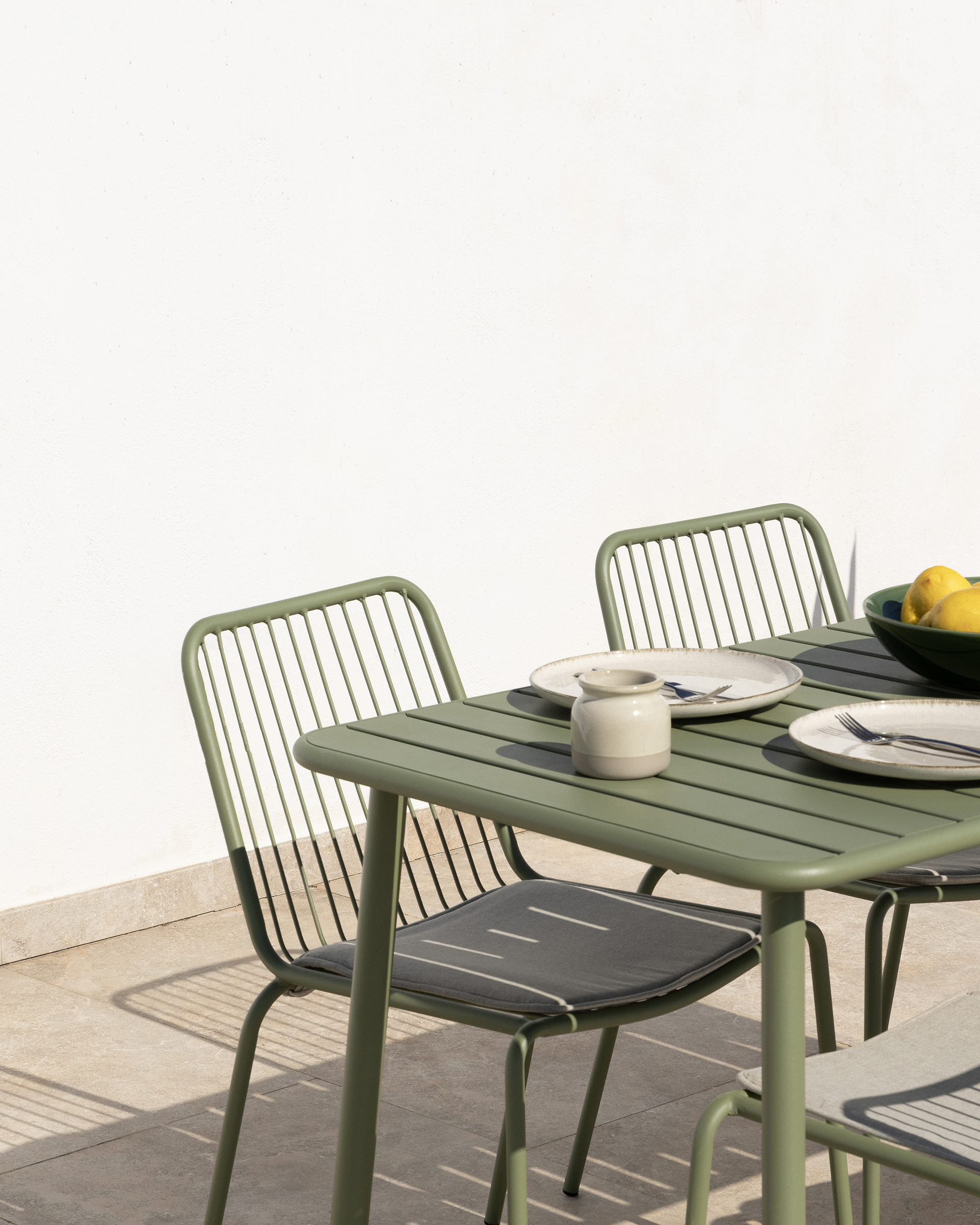 Chaise Aloha en métal vert craie avec coussin