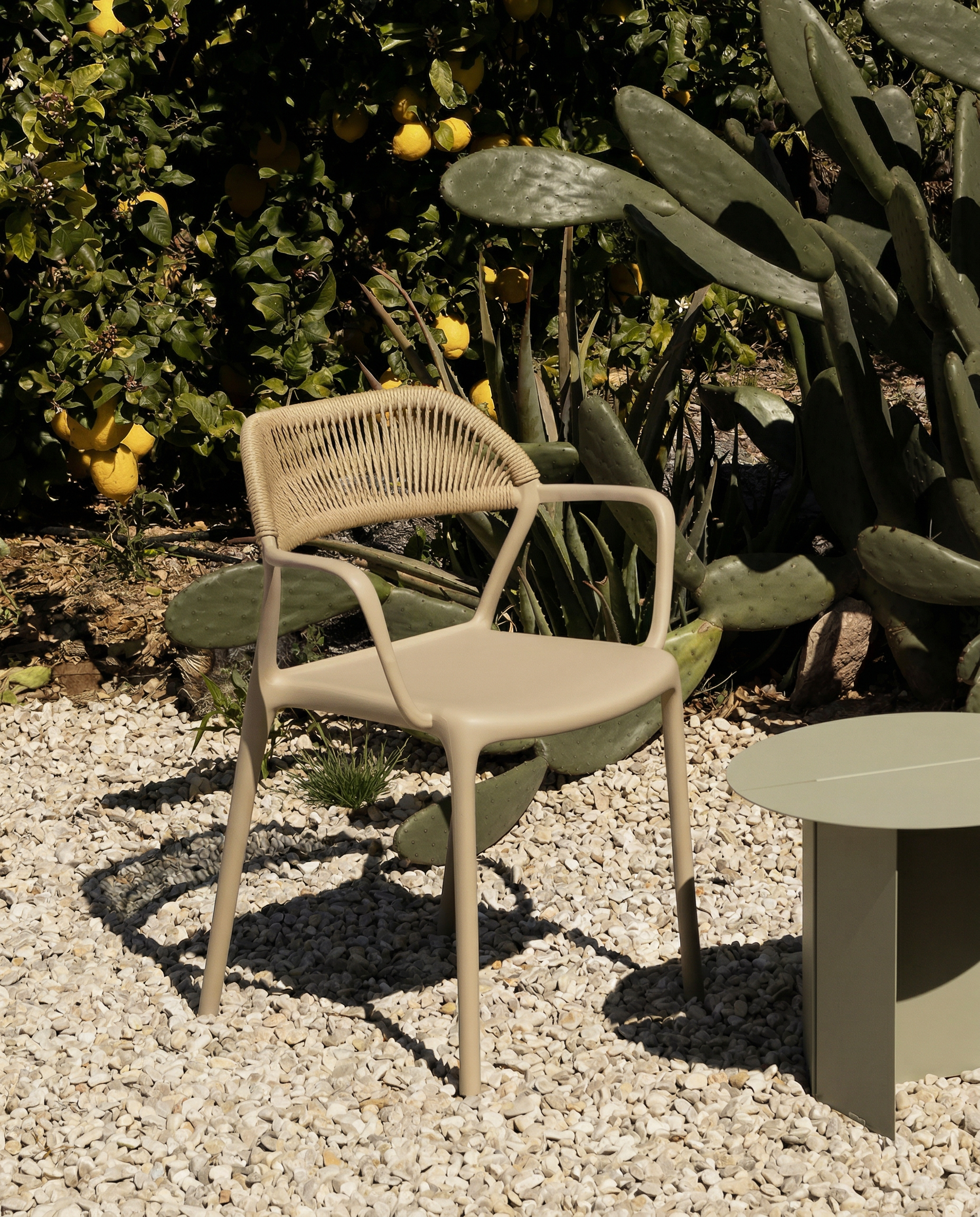 Chaise Amalfi en polypropylène sable et corde synthétique