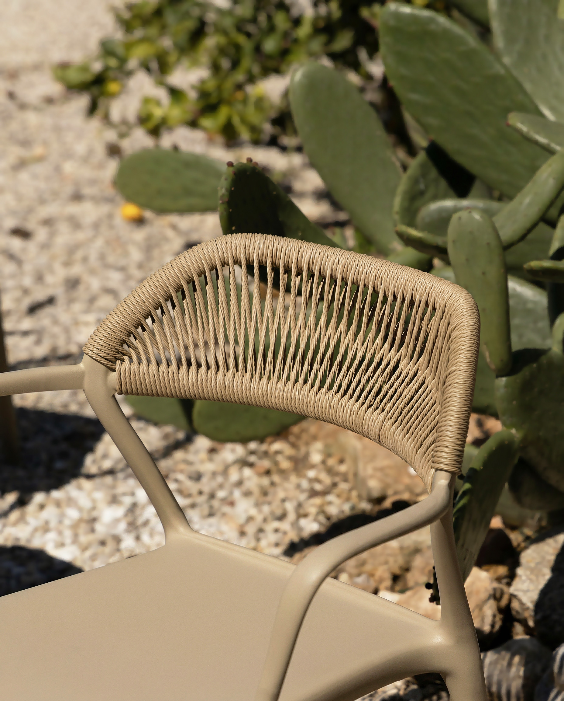 Chaise Amalfi en polypropylène sable et corde synthétique
