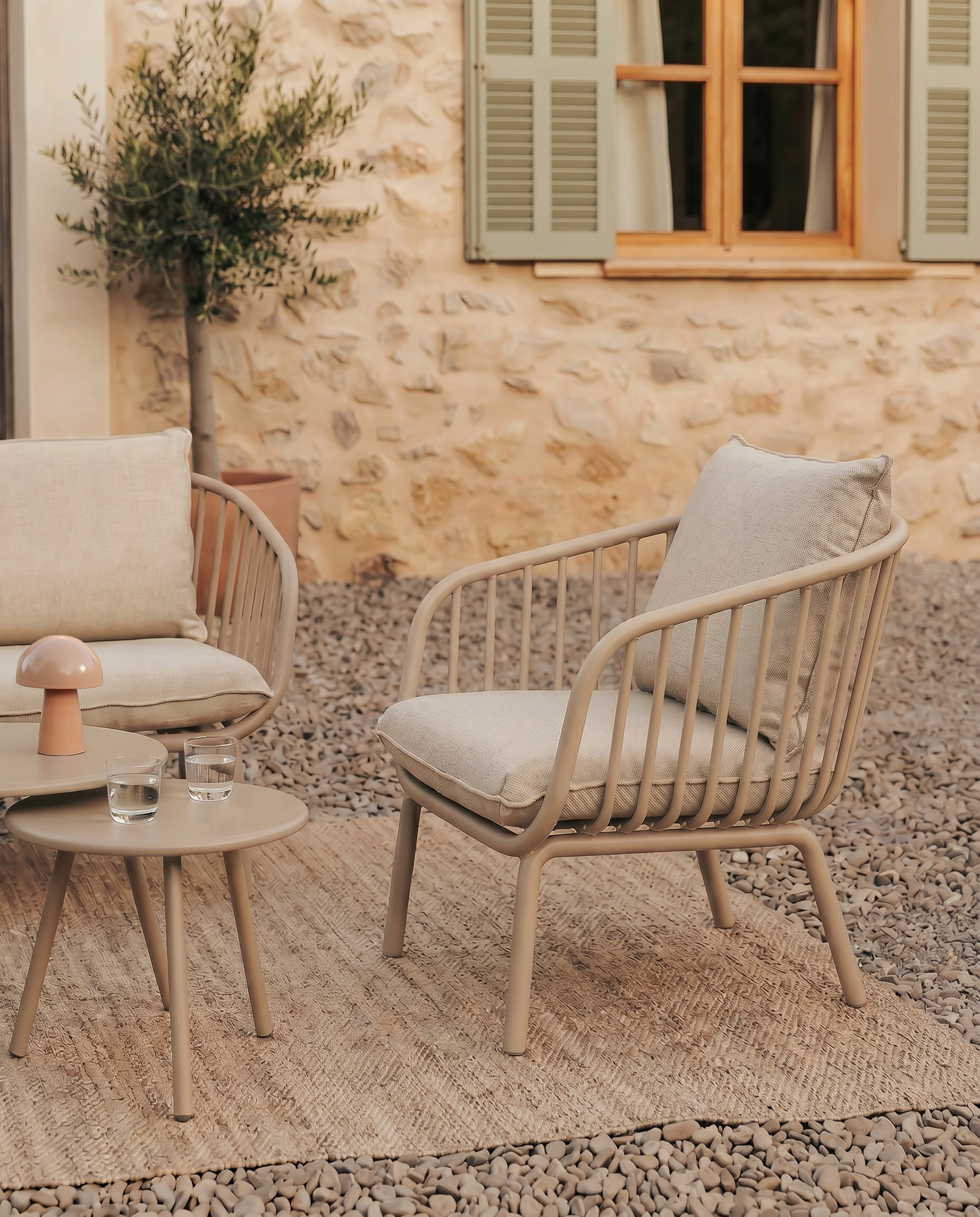 Aruba 2-seater armchair made of polypropylene and sand metal legs