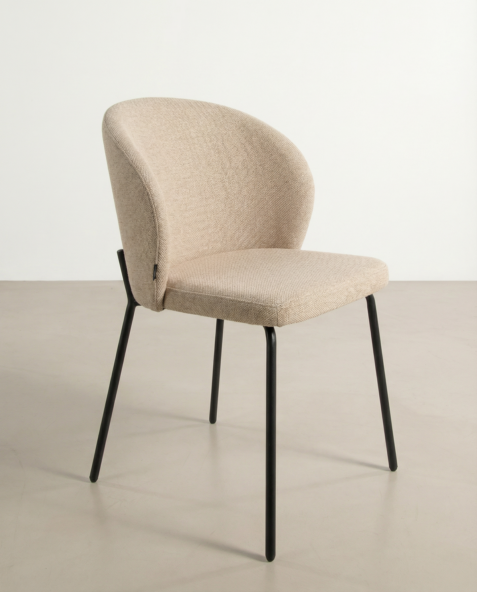 Silla Bergen con tapizado nácar y estructura metálica negro