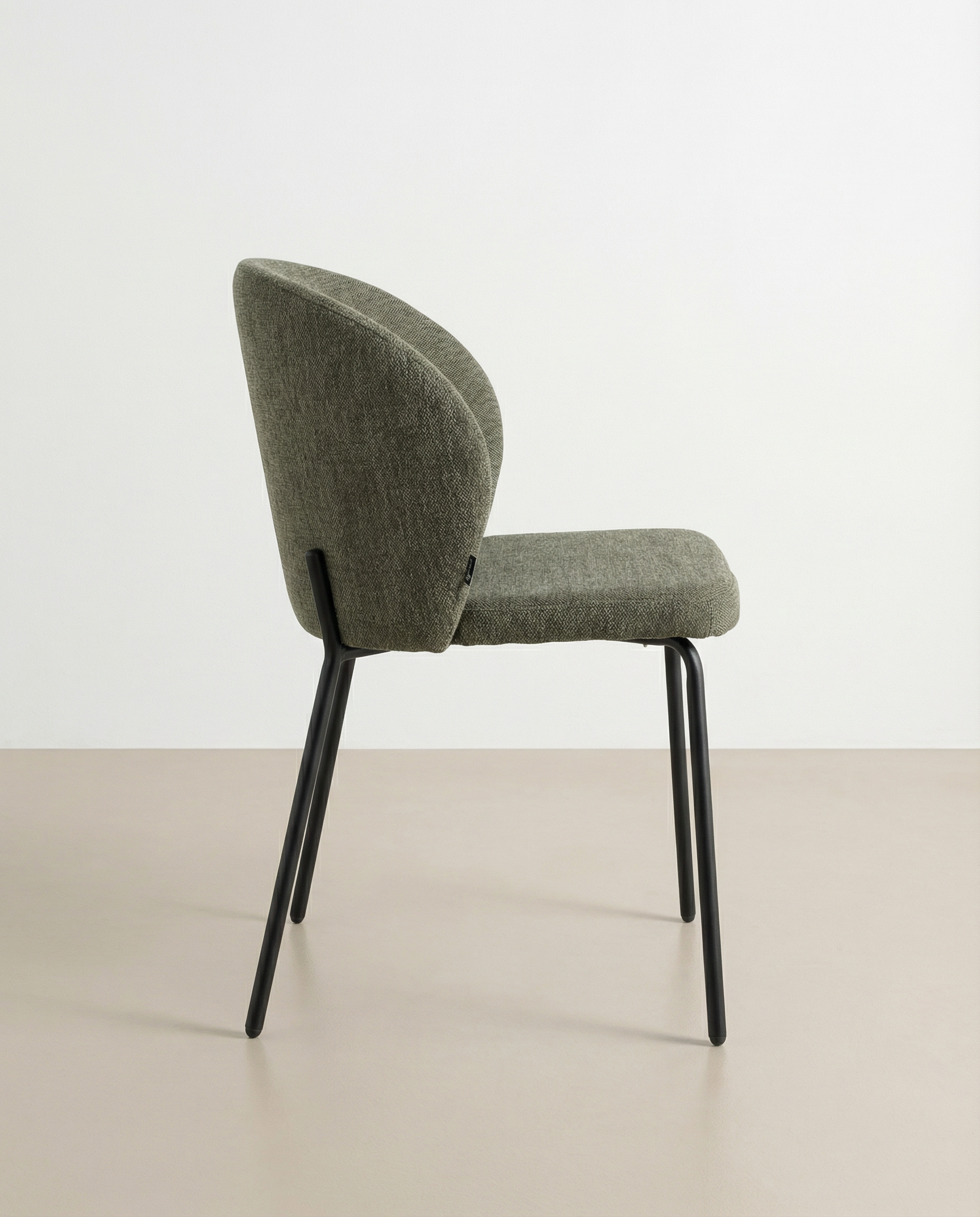 Silla Bergen con tapizado verde y patas metálicas negras