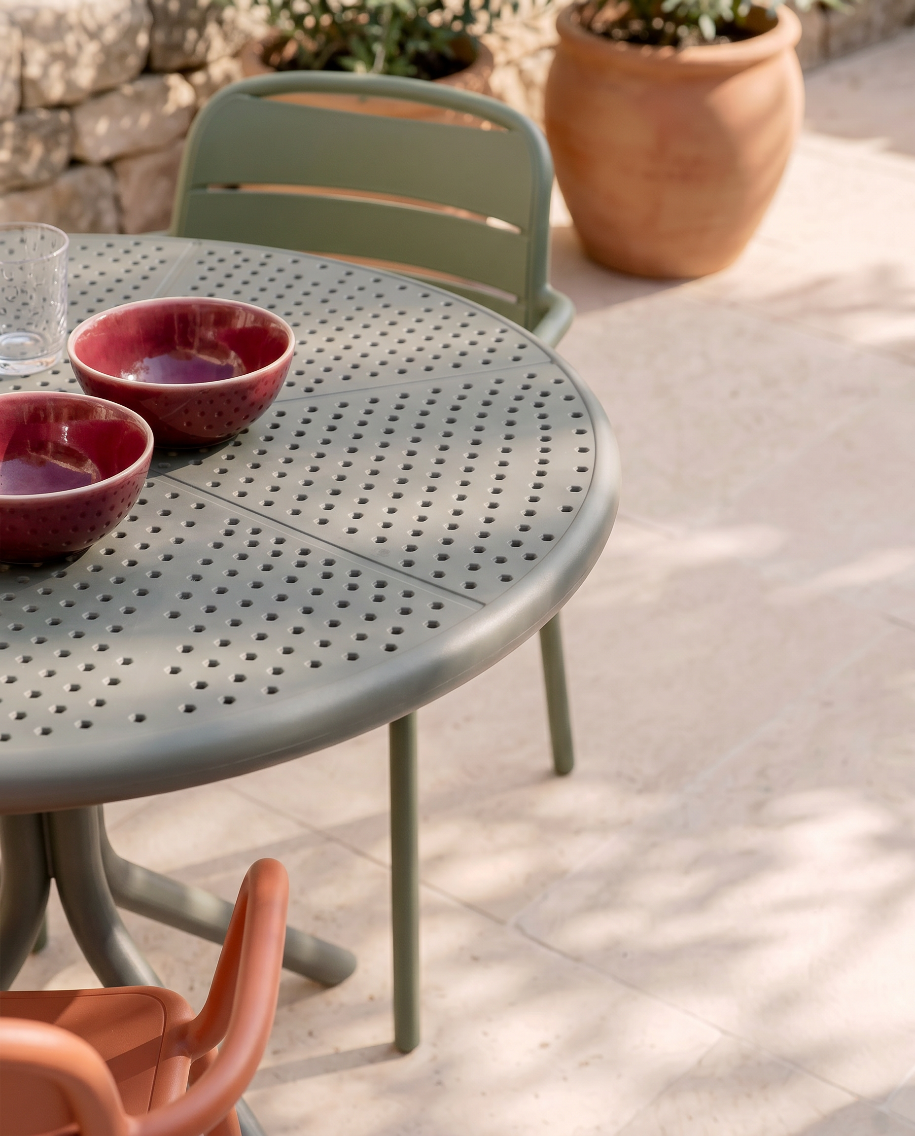Table ronde extérieure en polypropylène graphite Cocoa Ø 60 cm