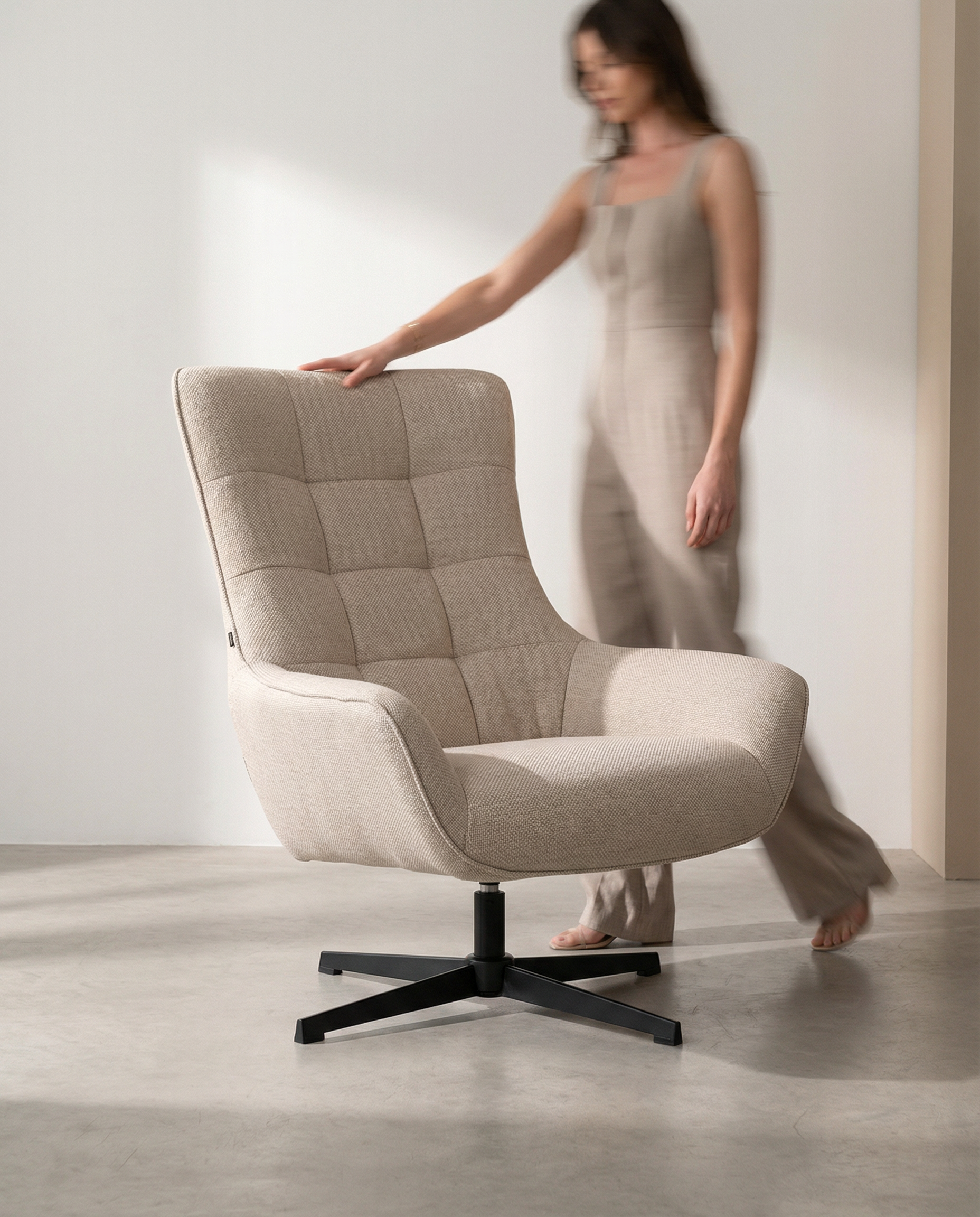Fauteuil pivotant Iris avec rembourrage perle et pieds en métal noir