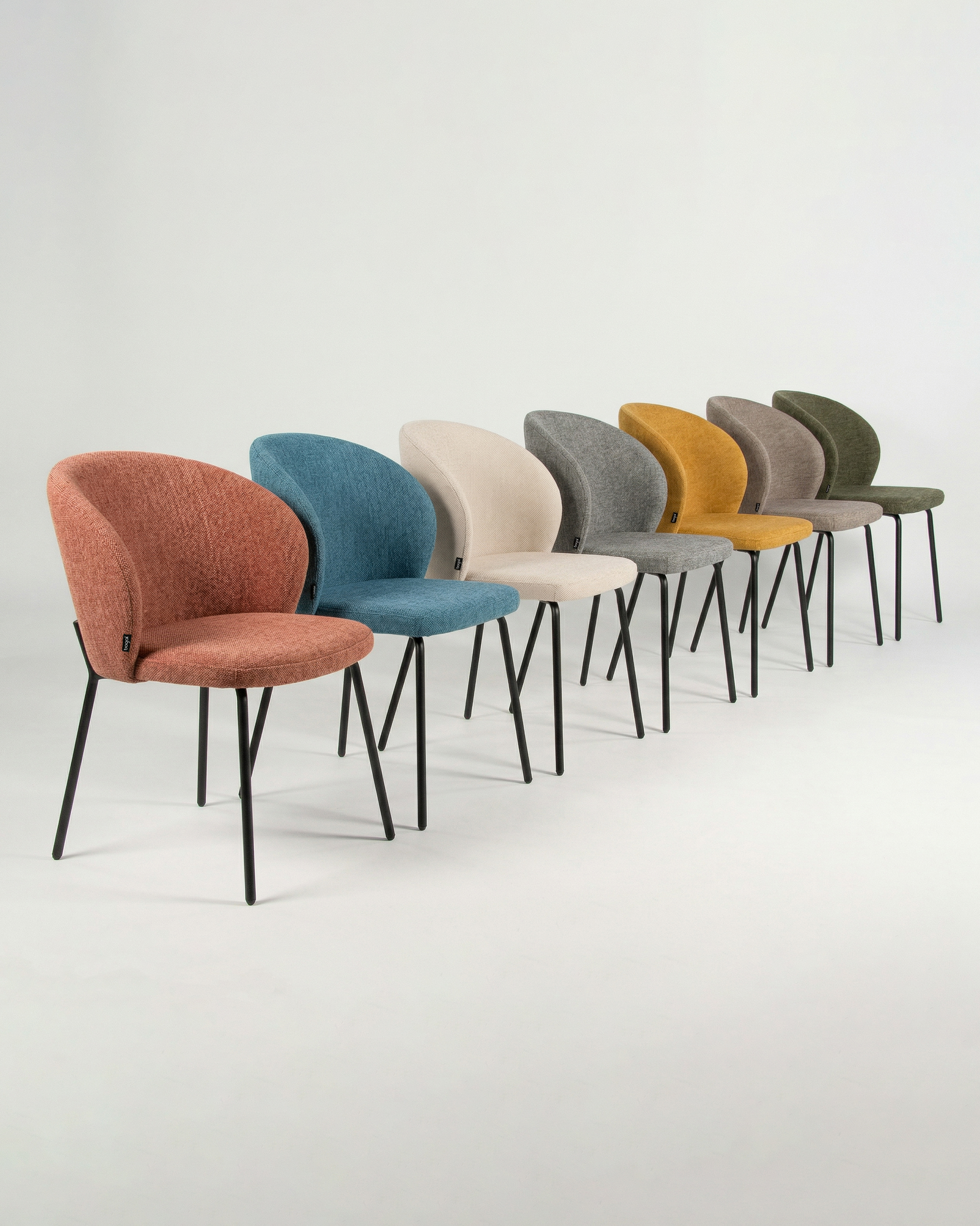 Silla Bergen con tapizado nácar y estructura metálica negro