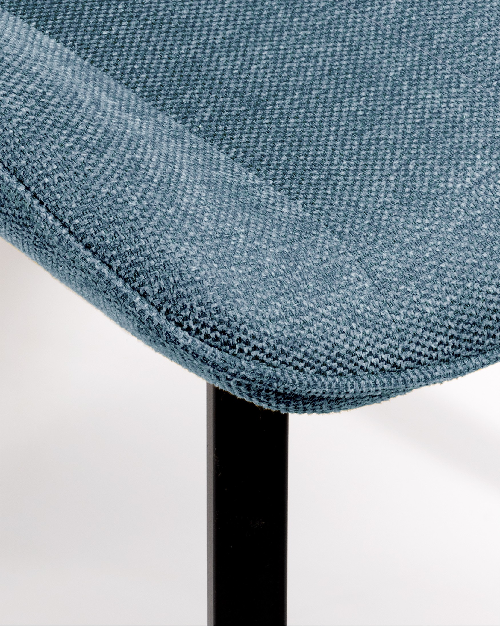 Silla Ankara con tapizado azul y patas negras