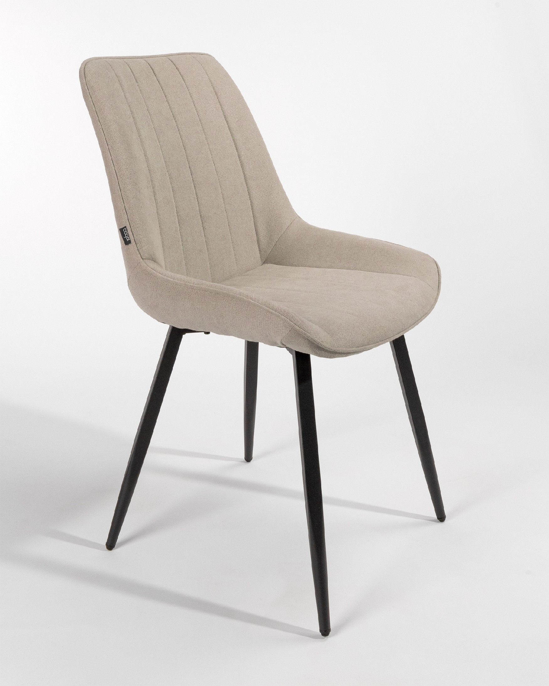 Chaise Ankara avec revêtement perle et pieds noirs