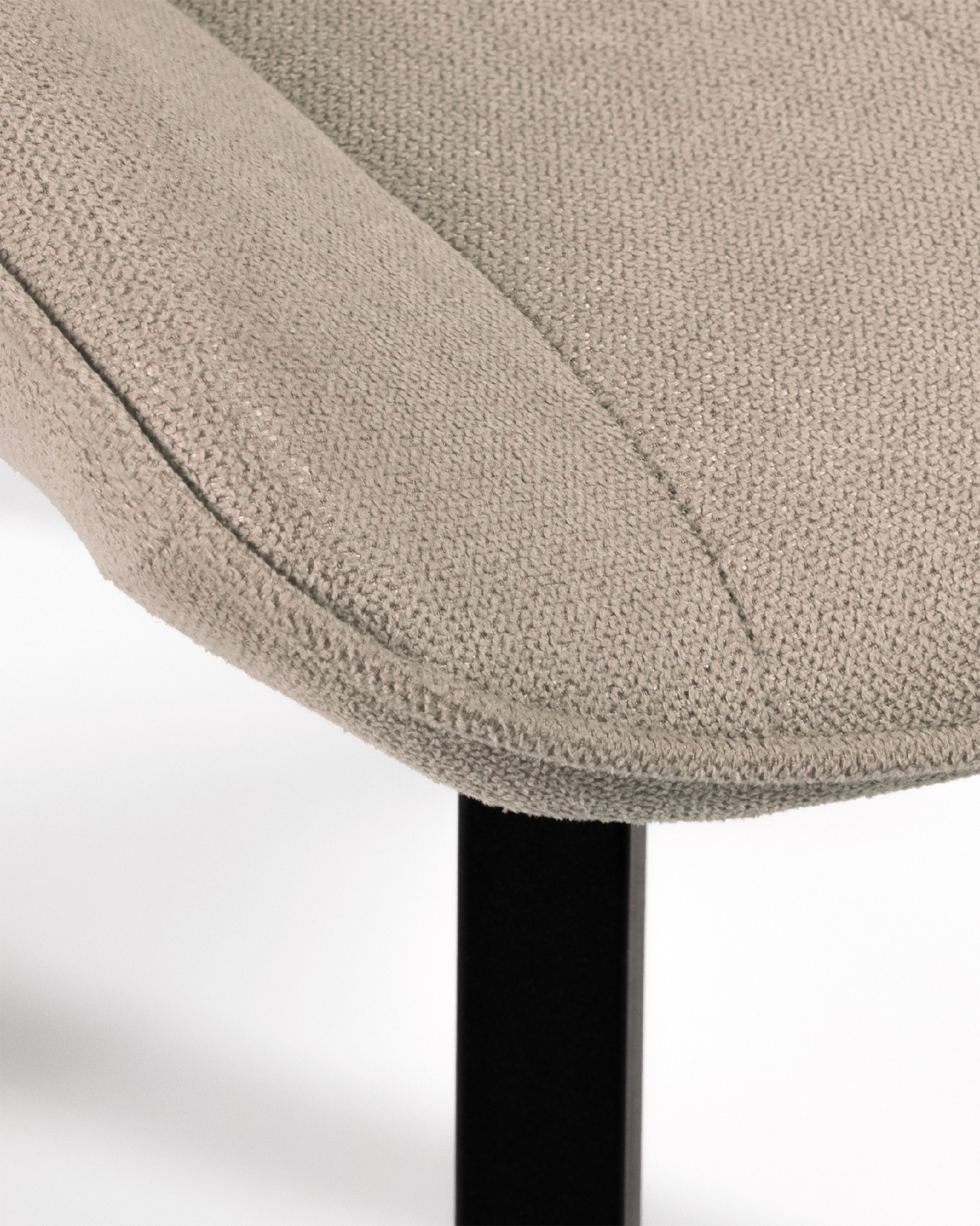 Chaise Ankara avec revêtement perle et pieds noirs
