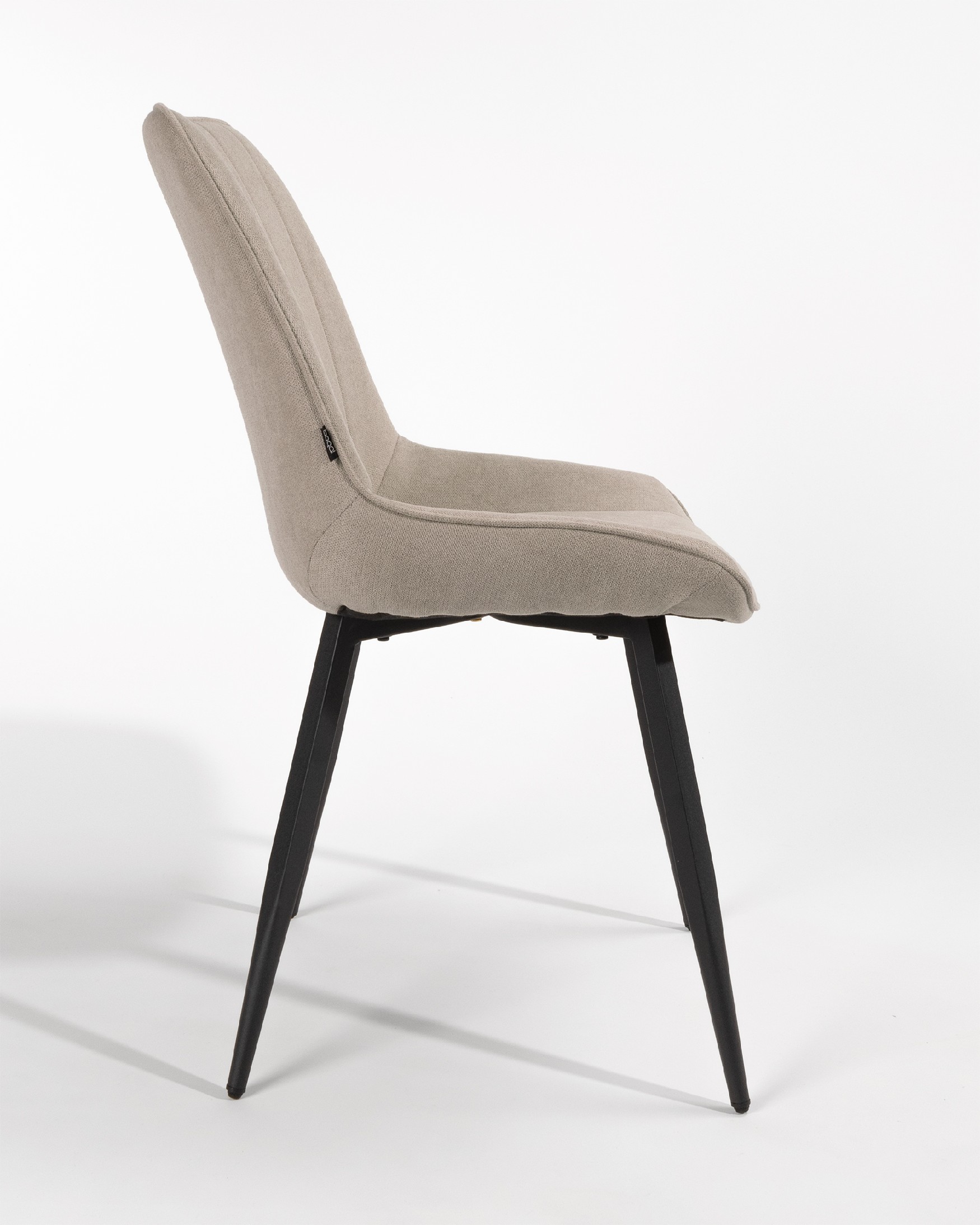 Chaise Ankara avec revêtement perle et pieds noirs