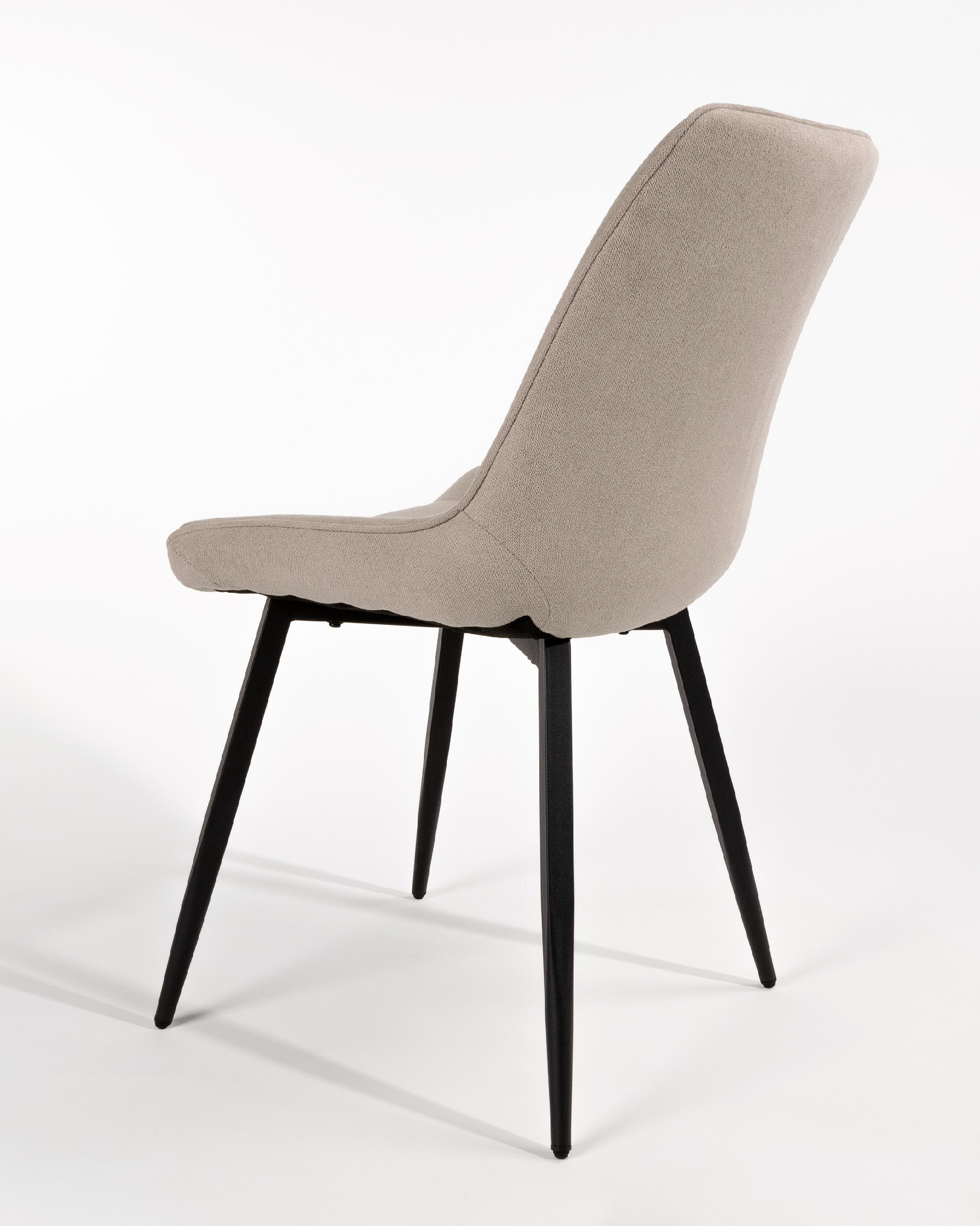 Chaise Ankara avec revêtement perle et pieds noirs