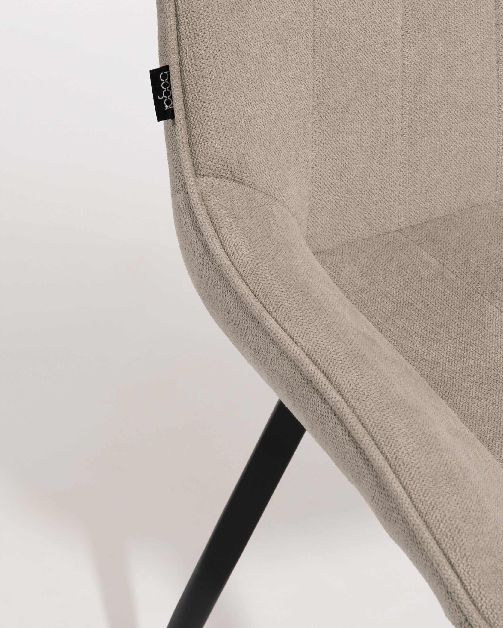 Chaise Ankara avec revêtement perle et pieds noirs