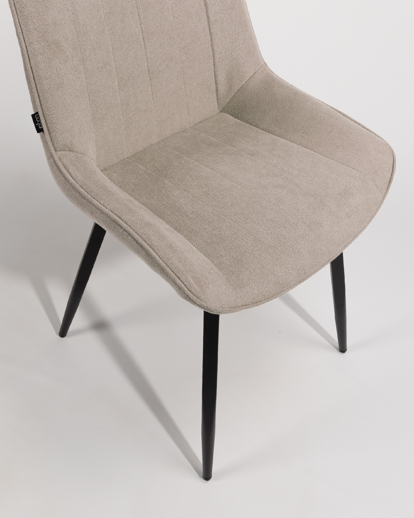 Chaise Ankara avec revêtement perle et pieds noirs