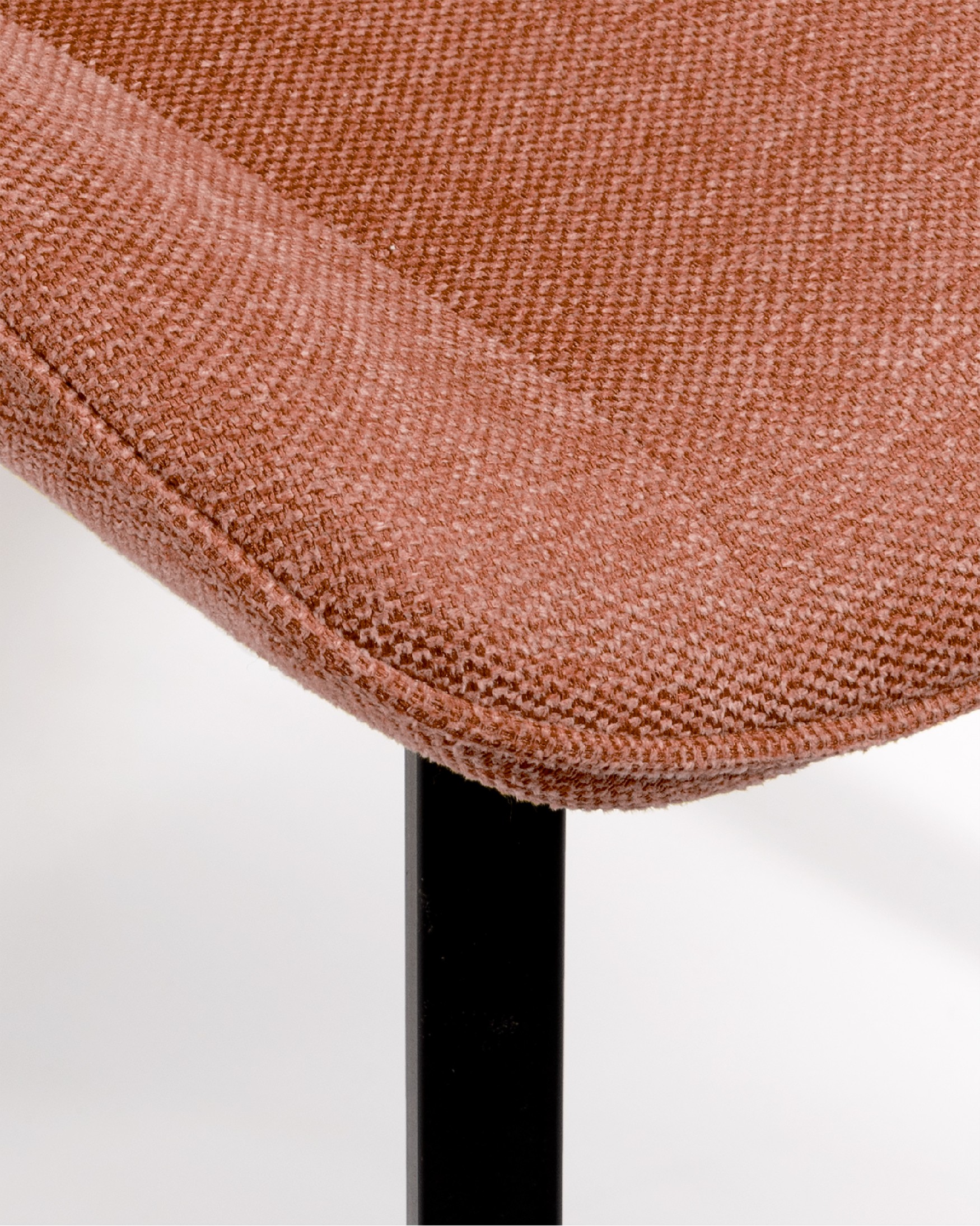 Silla Ankara con tapizado salmón y patas negras