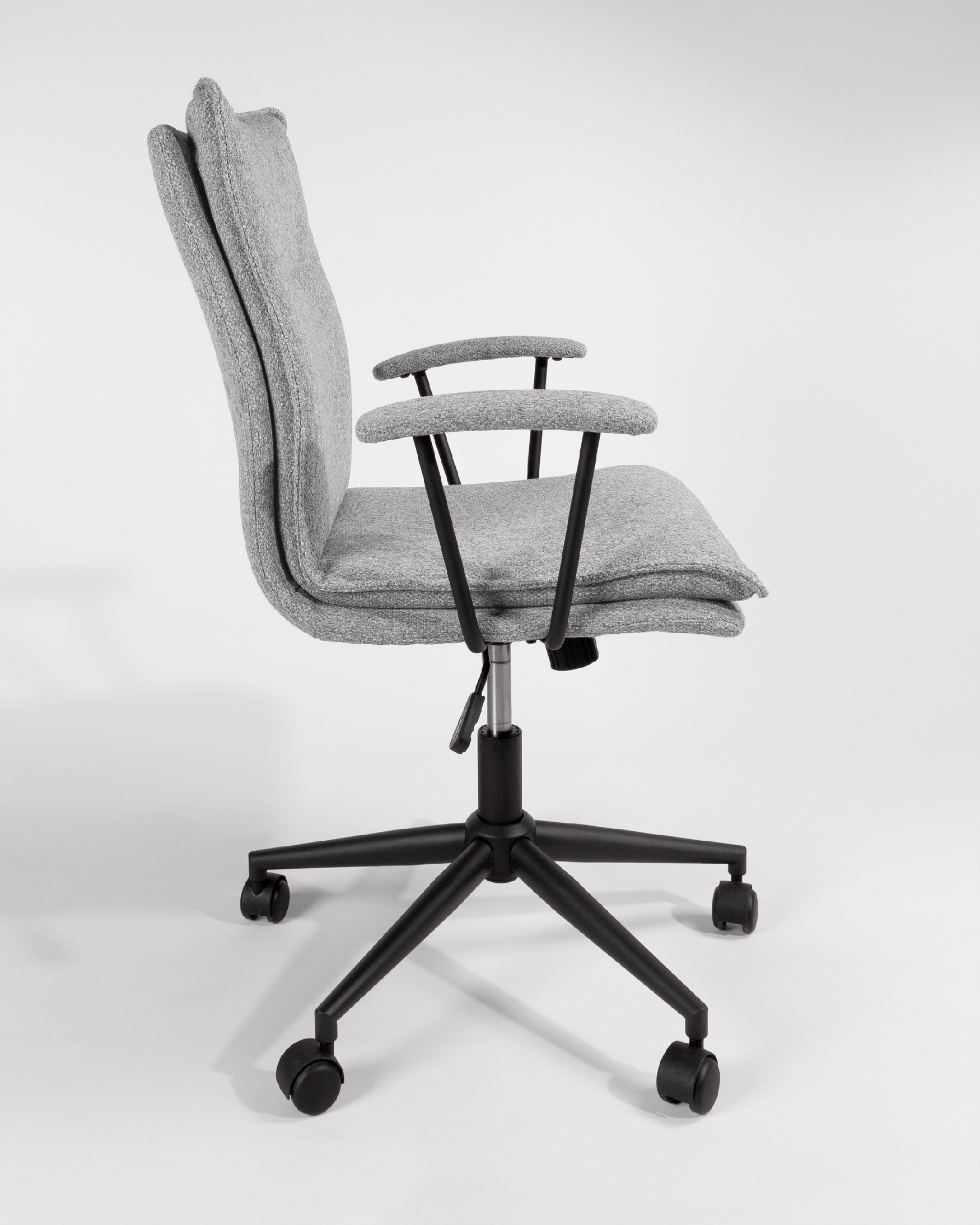Bonn swivel chair with wheels, upholstered in gray and with black metal legs