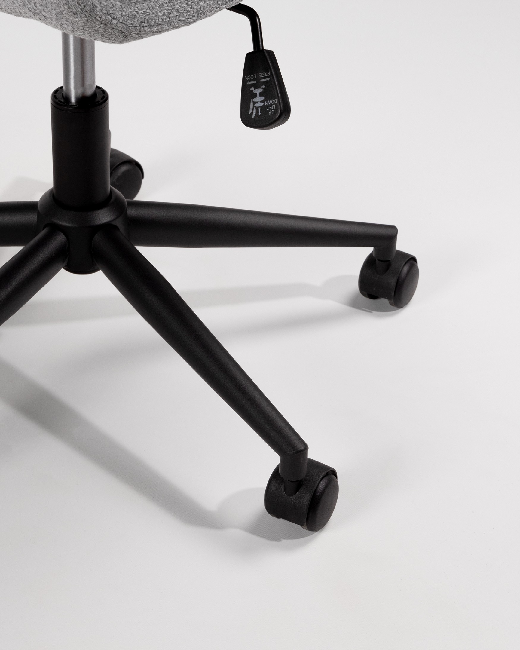 Bonn swivel chair with wheels, upholstered in gray and with black metal legs
