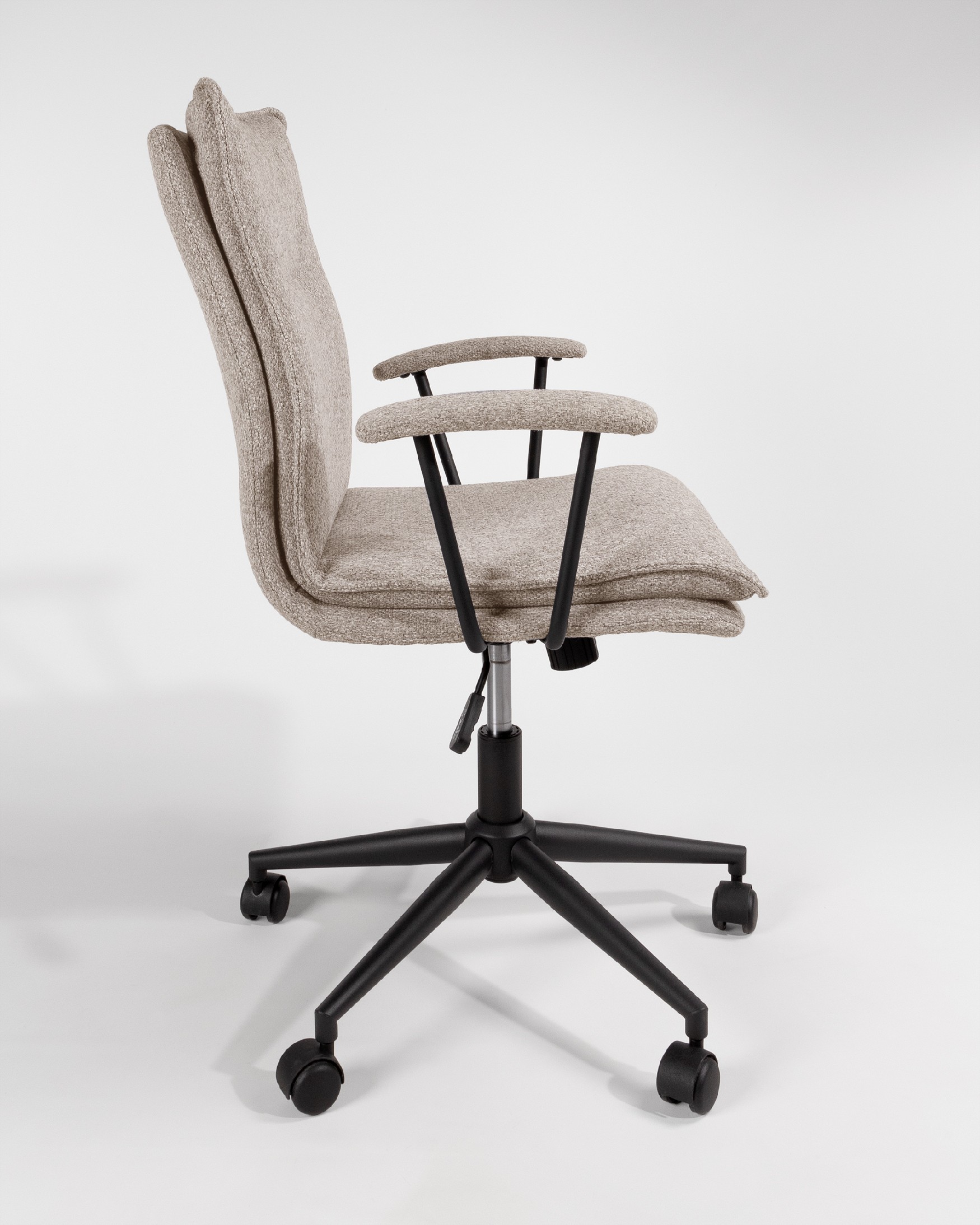 Bonn swivel chair with wheels, brown upholstery, and black metal legs