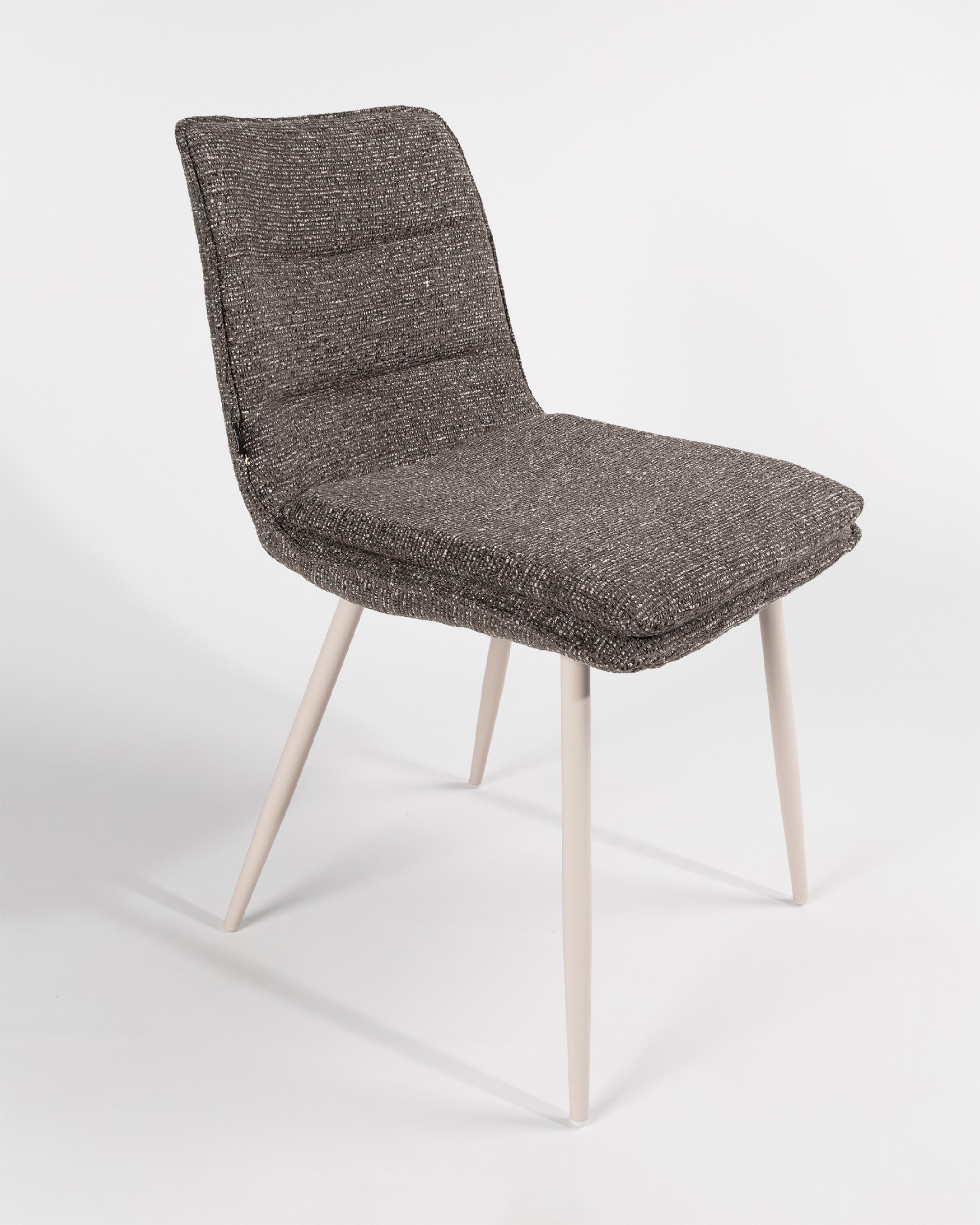Chaise Cascais avec revêtement anthracite et pieds métalliques ivoire