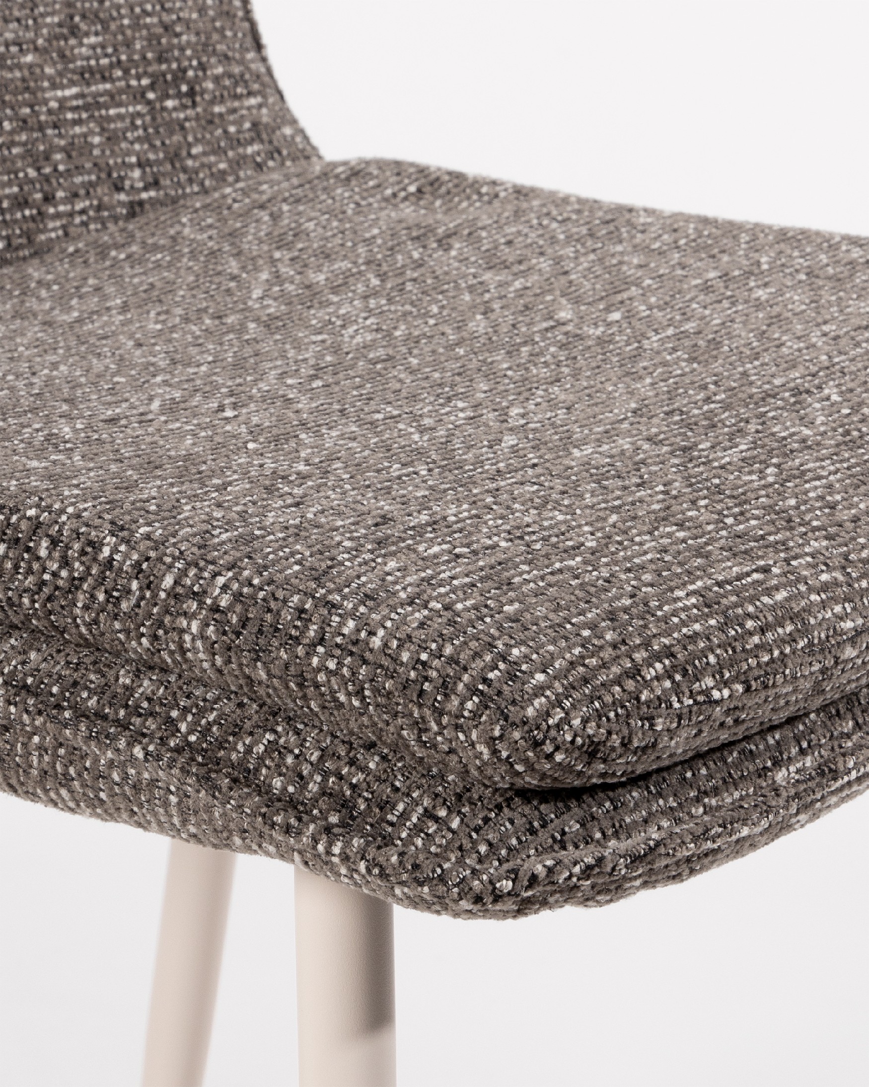 Chaise Cascais avec revêtement anthracite et pieds métalliques ivoire