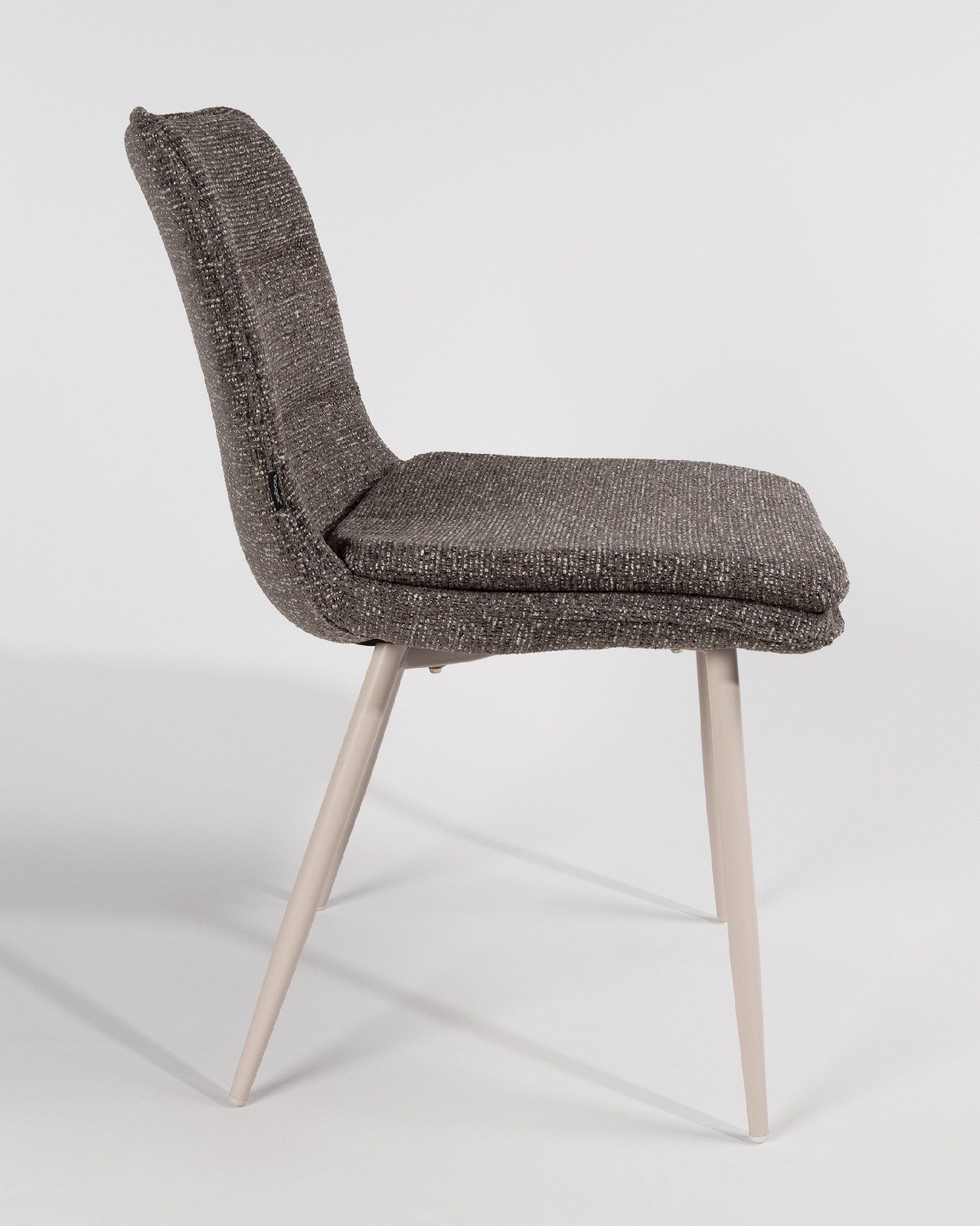 Chaise Cascais avec revêtement anthracite et pieds métalliques ivoire