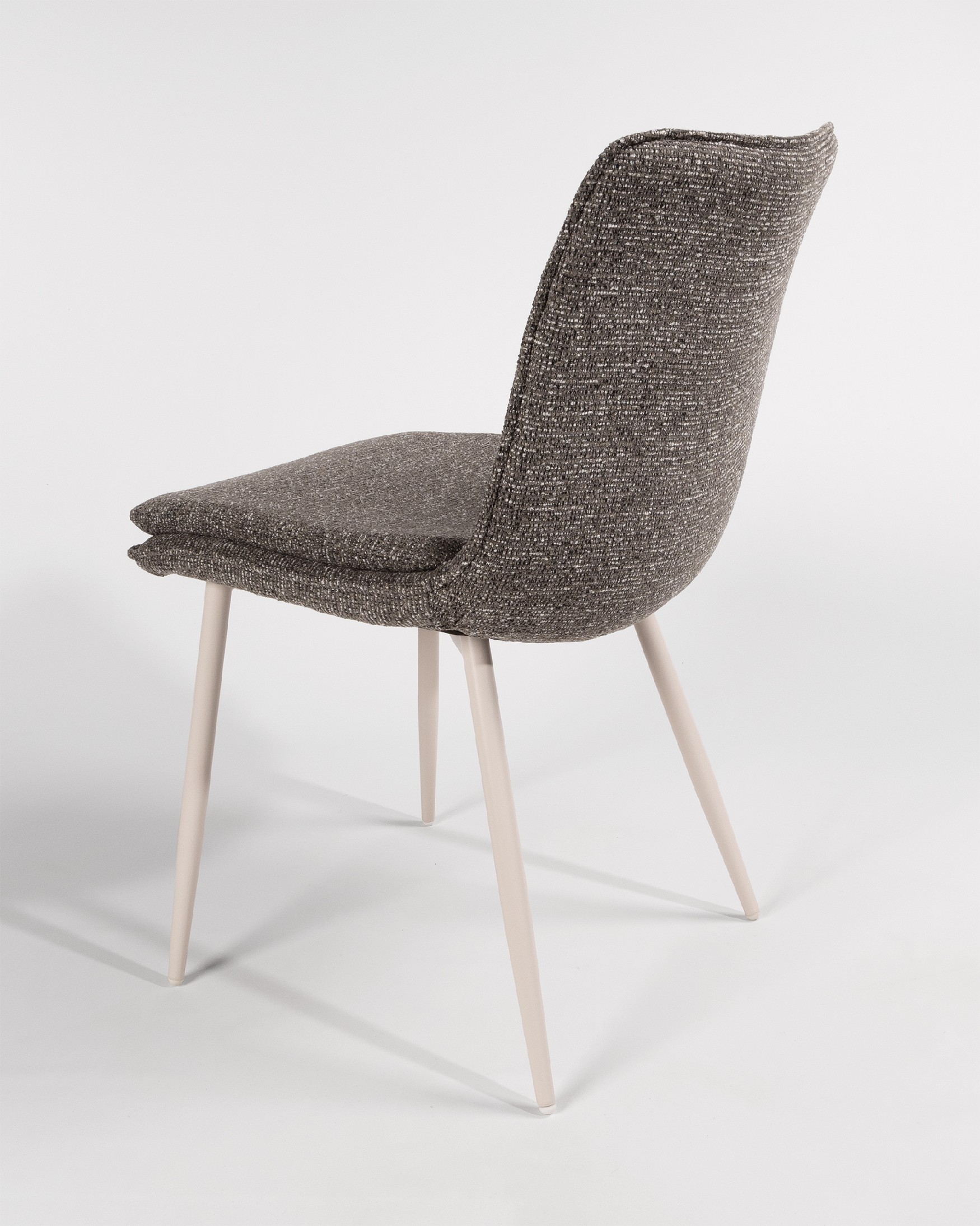 Chaise Cascais avec revêtement anthracite et pieds métalliques ivoire