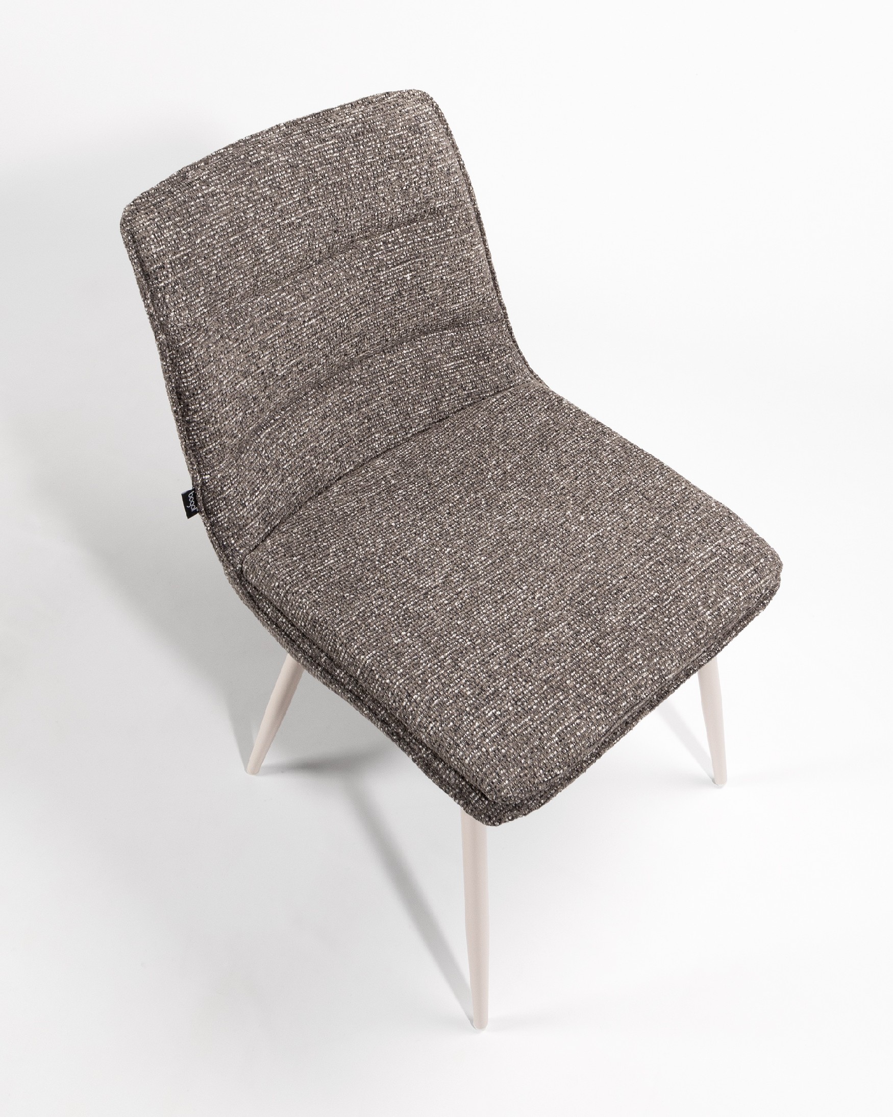 Chaise Cascais avec revêtement anthracite et pieds métalliques ivoire