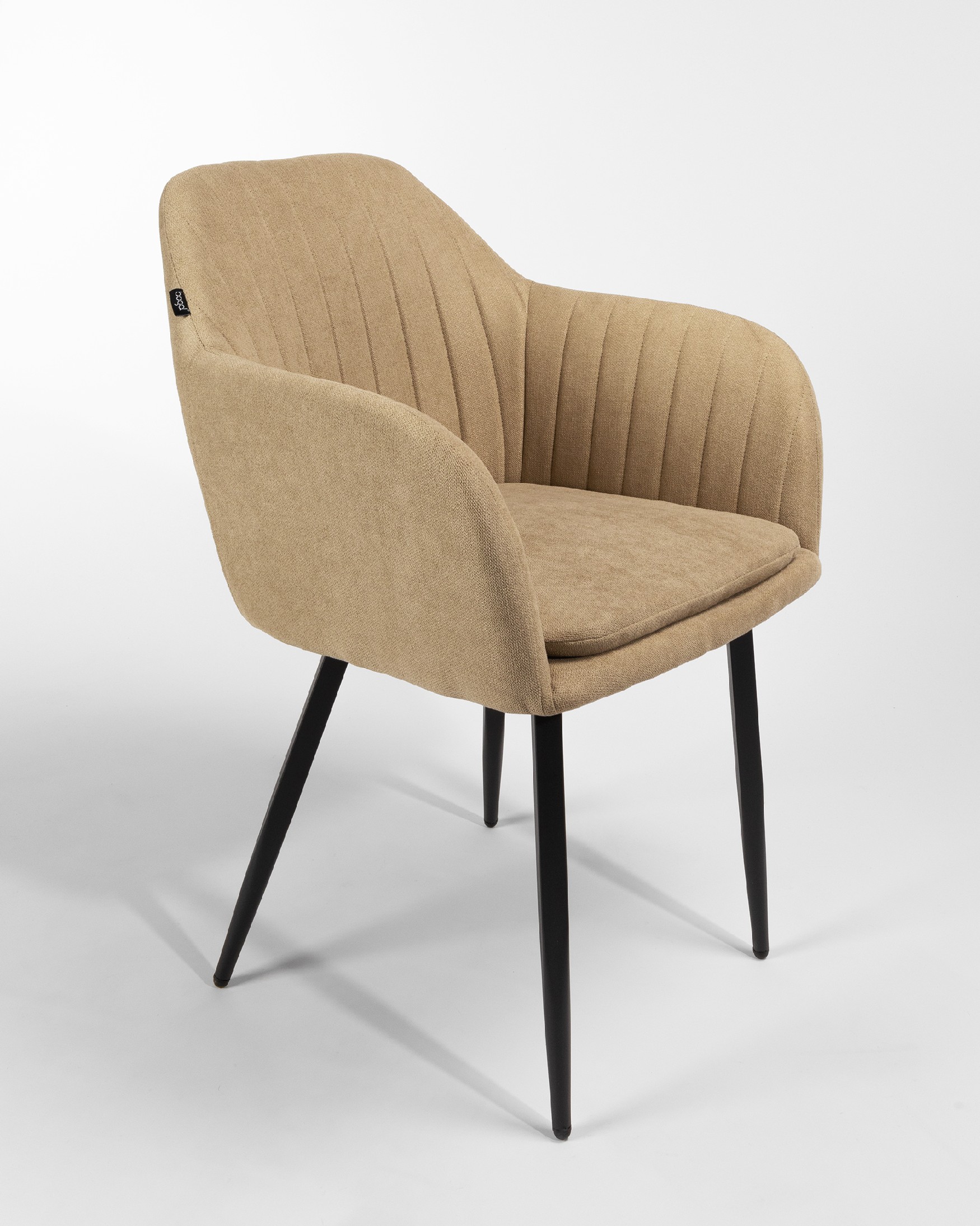 Silla Chicago con tapizado crema y patas metálicas negras
