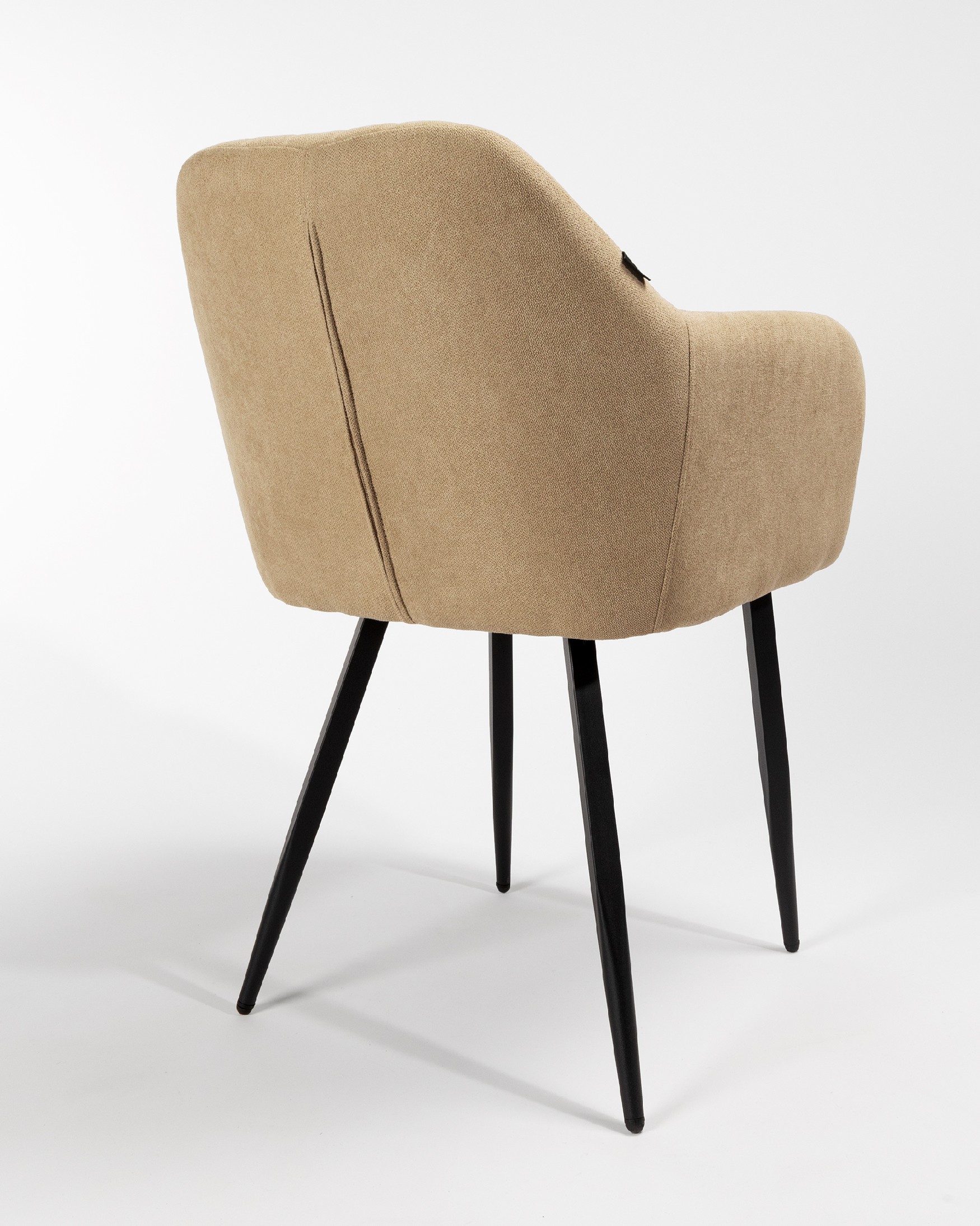 Silla Chicago con tapizado crema y patas metálicas negras