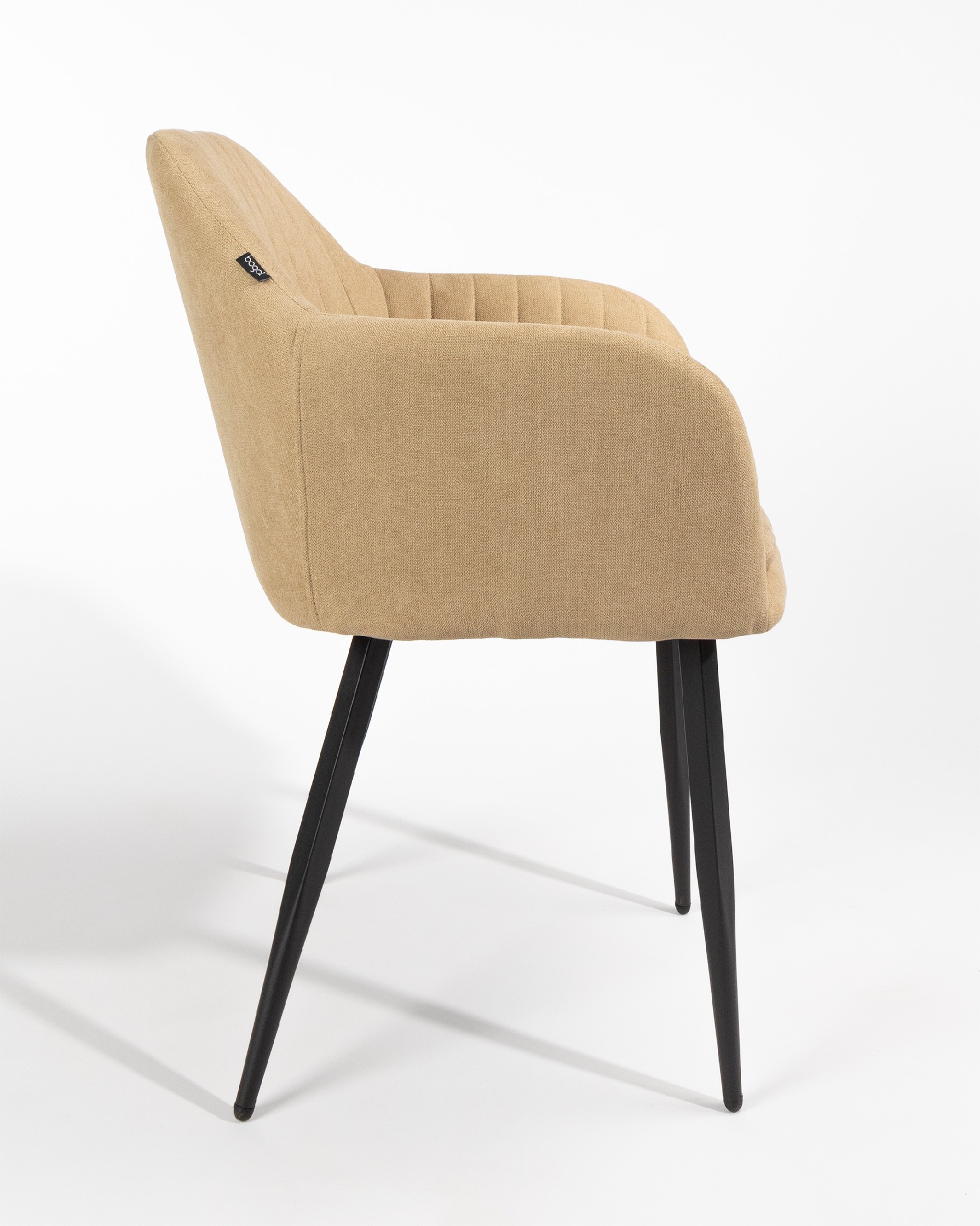 Silla Chicago con tapizado crema y patas metálicas negras