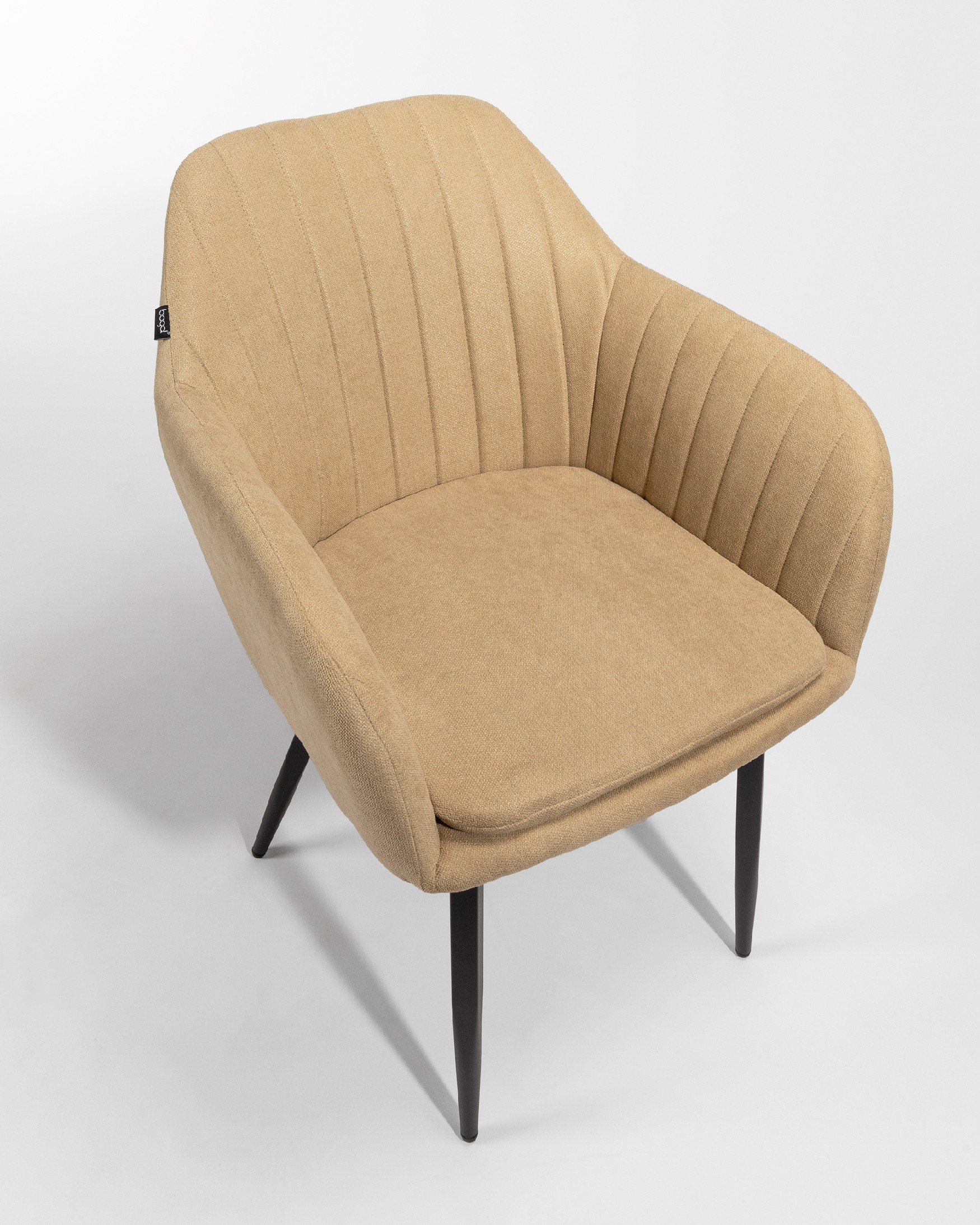 Silla Chicago con tapizado crema y patas metálicas negras
