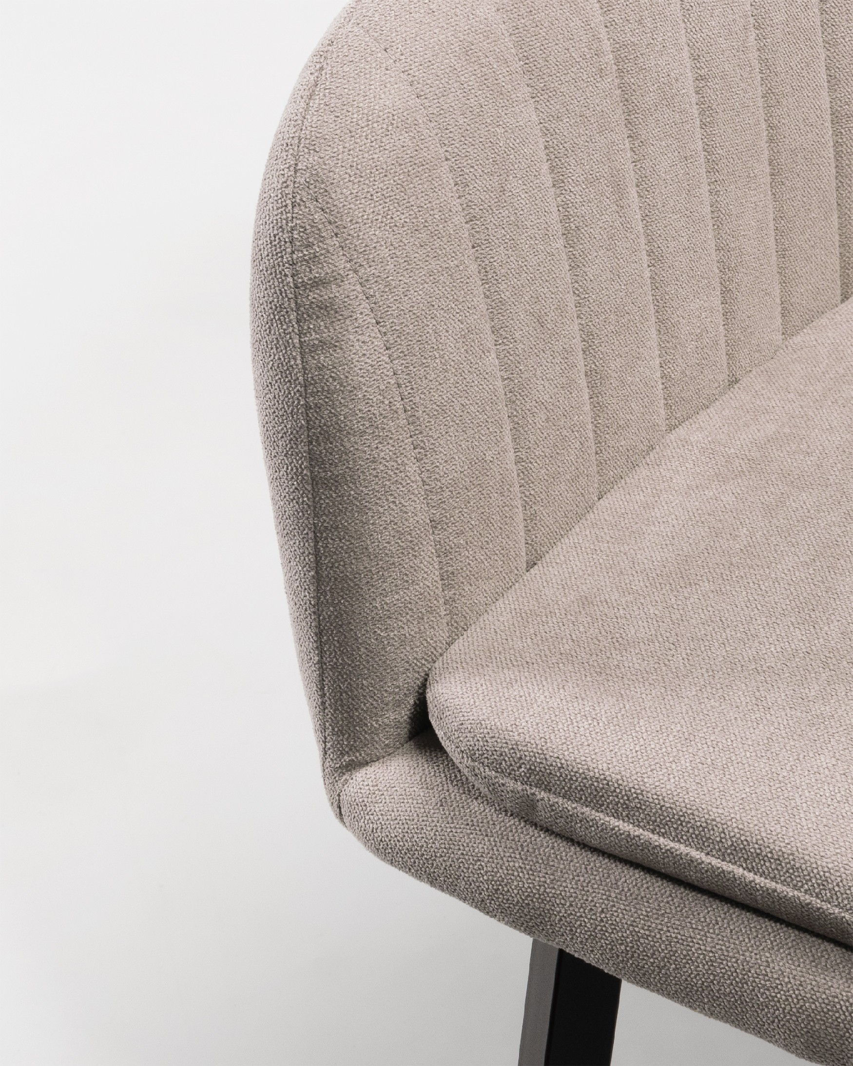 Chaise Chicago avec rembourrage perle et pieds métalliques noirs