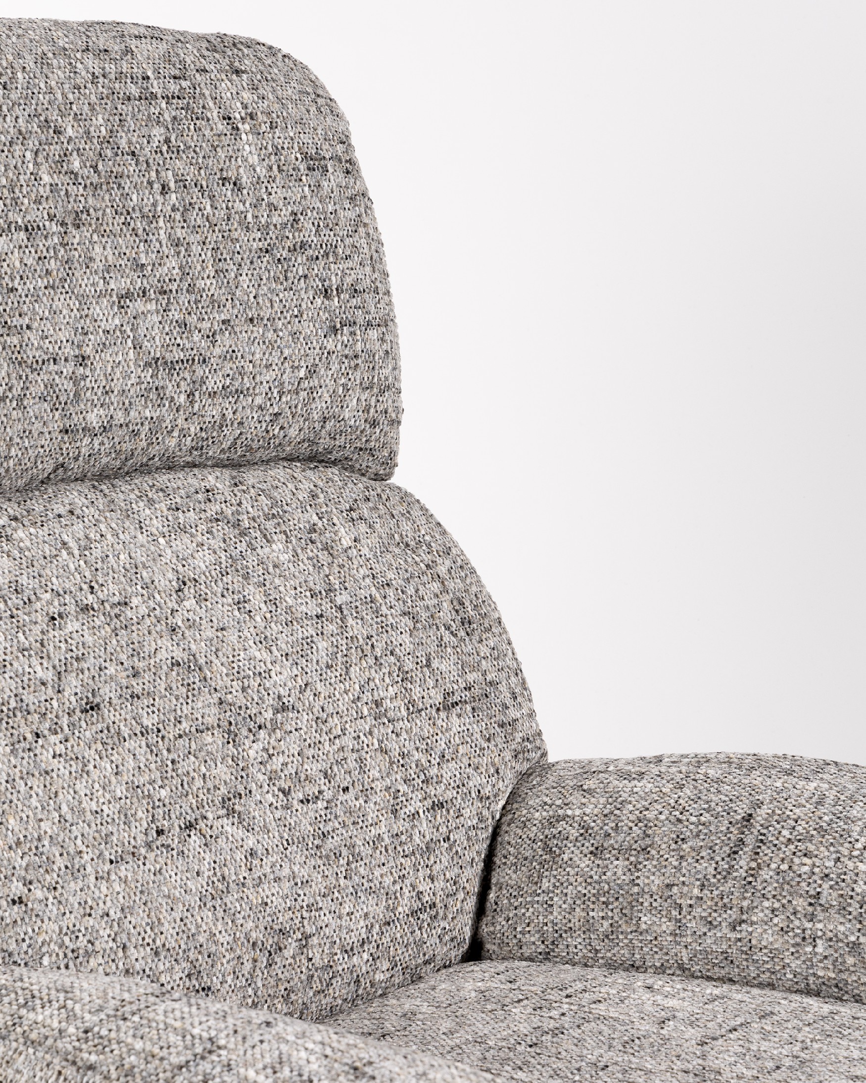 Fauteuil Denia avec rembourrage gris et tempête avec pouf en structure métallique noire, basculant et tournant à 360°.