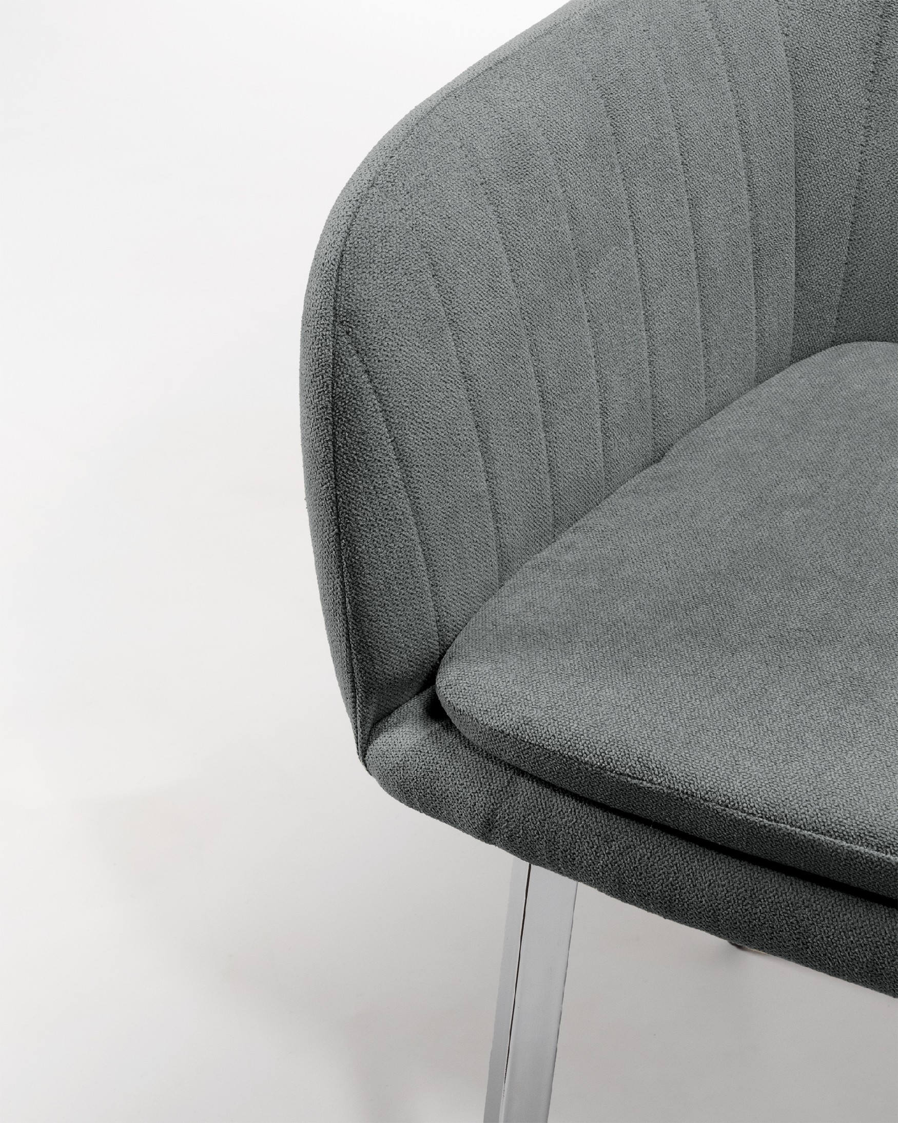 Chaise Detroit avec revêtement marengo et pieds chromés
