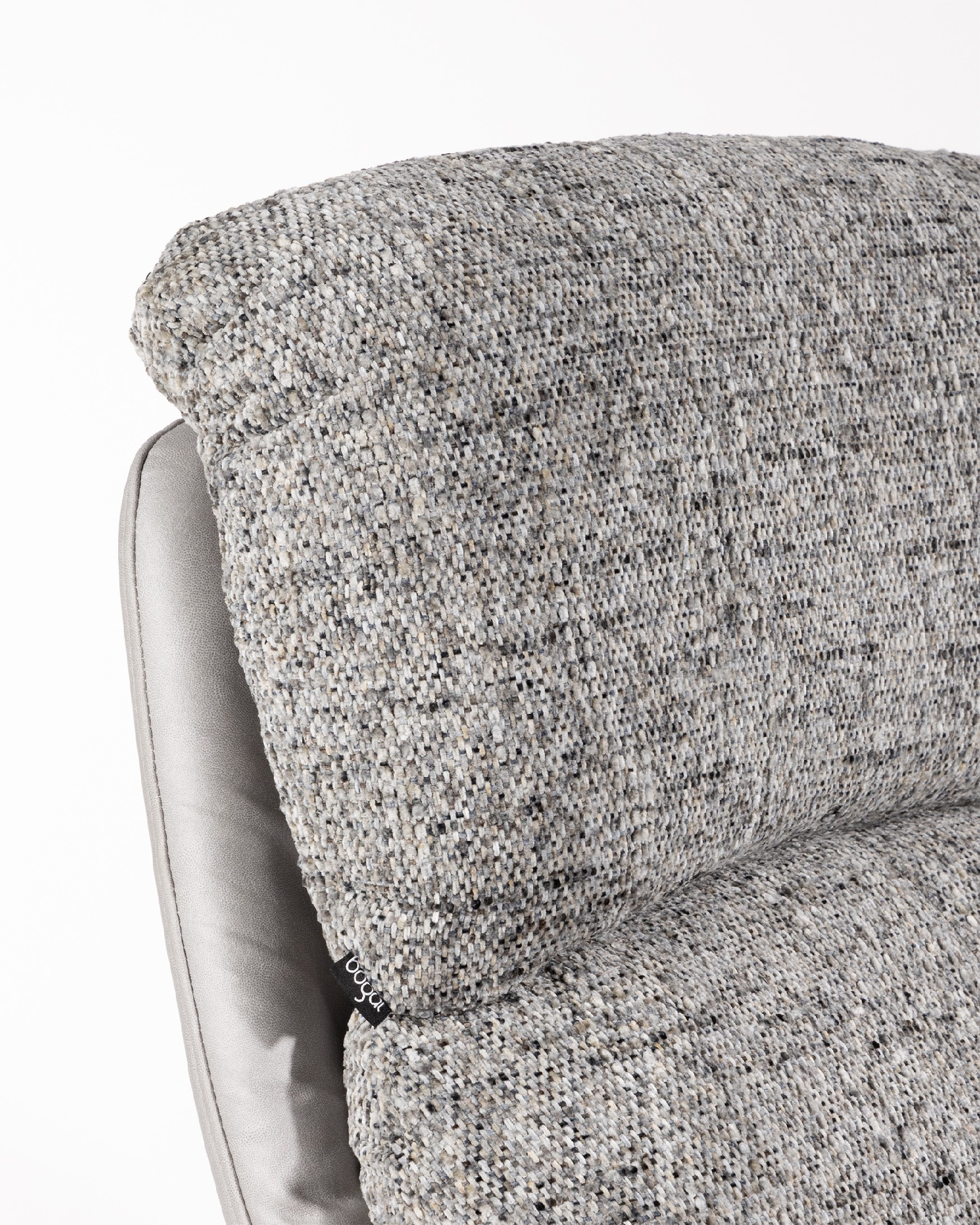 Fauteuil Fresia avec un revêtement gris et tempête avec un pouf à structure métallique ivoire, basculant et rotatif à 360°.