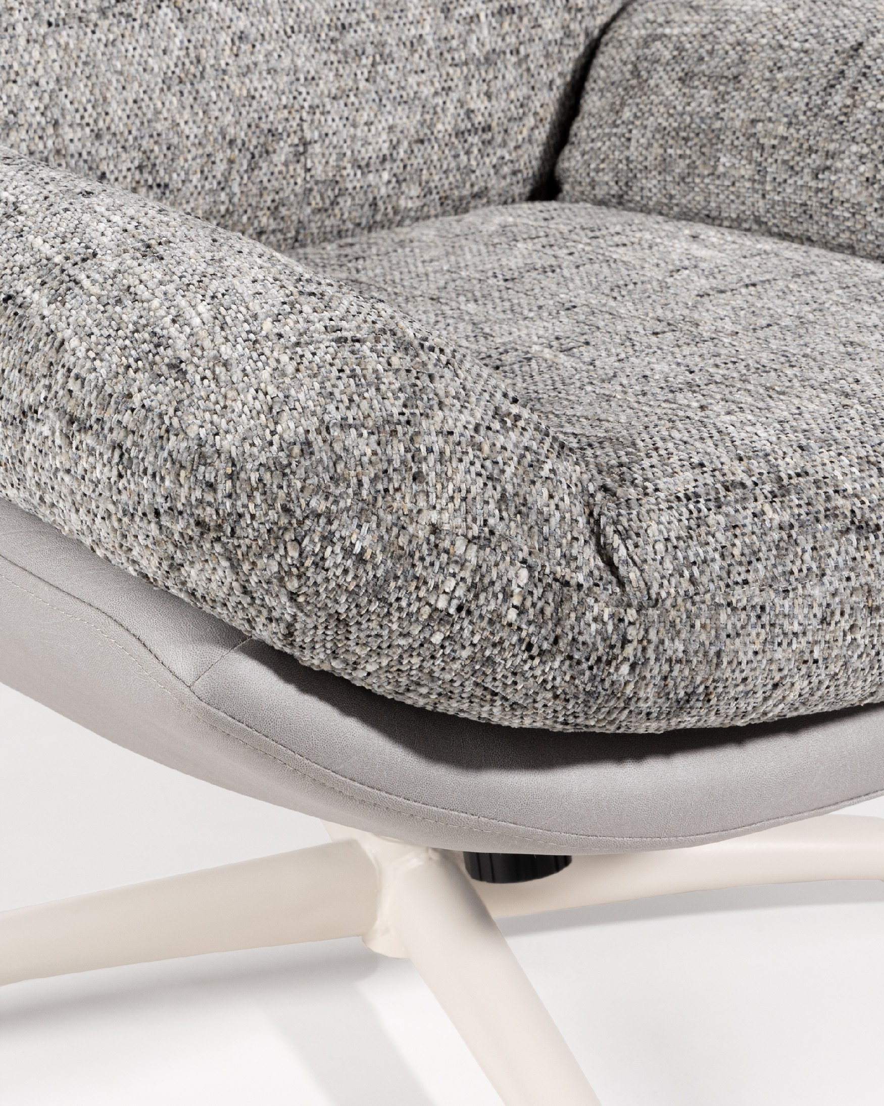 Fauteuil Fresia avec un revêtement gris et tempête avec un pouf à structure métallique ivoire, basculant et rotatif à 360°.