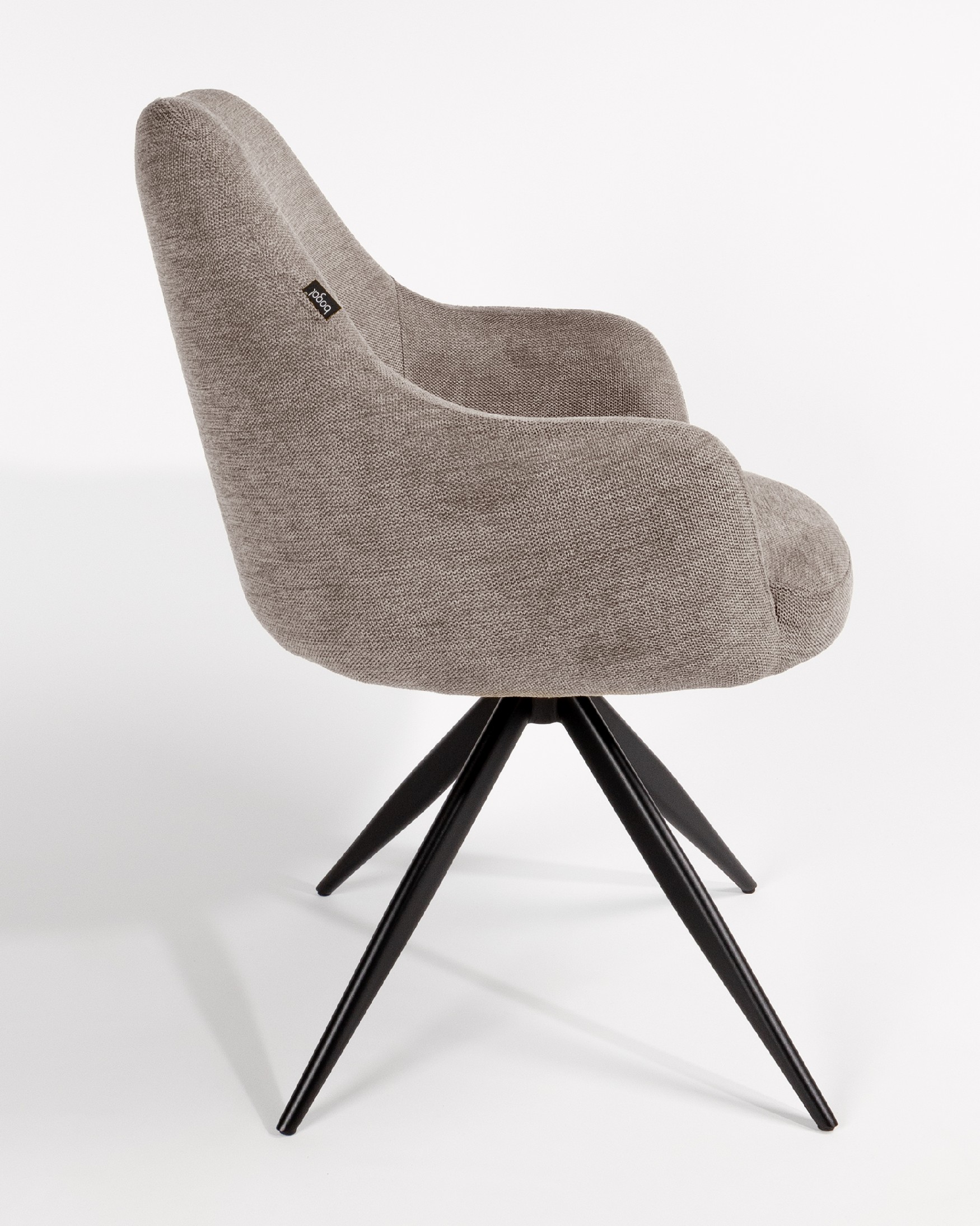 Silla Montreal giratoria 180º con función return, tapizado marrón y patas metálicas negras