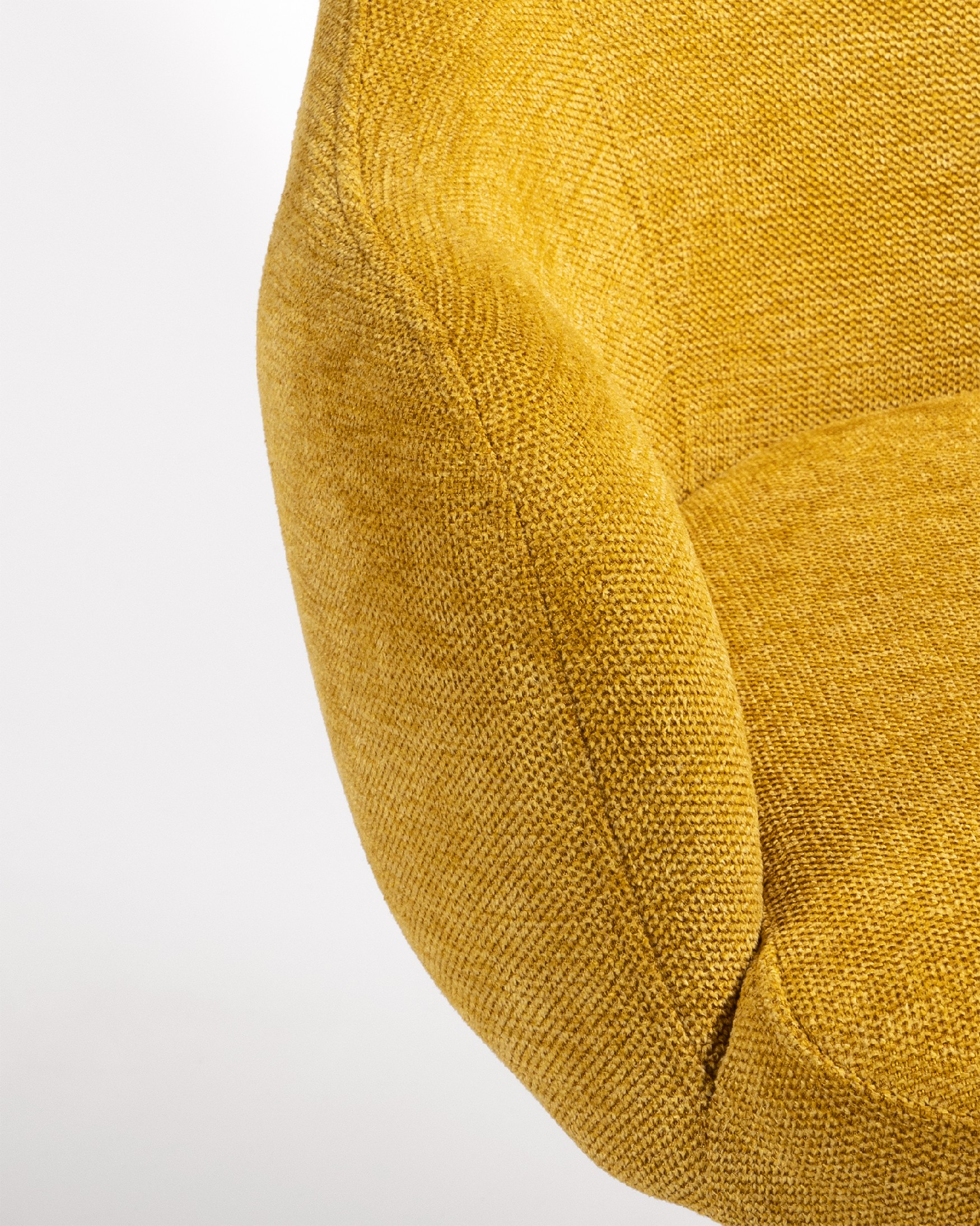 Montreal swivel chair 180º with return function, mustard upholstery, and black metal legs