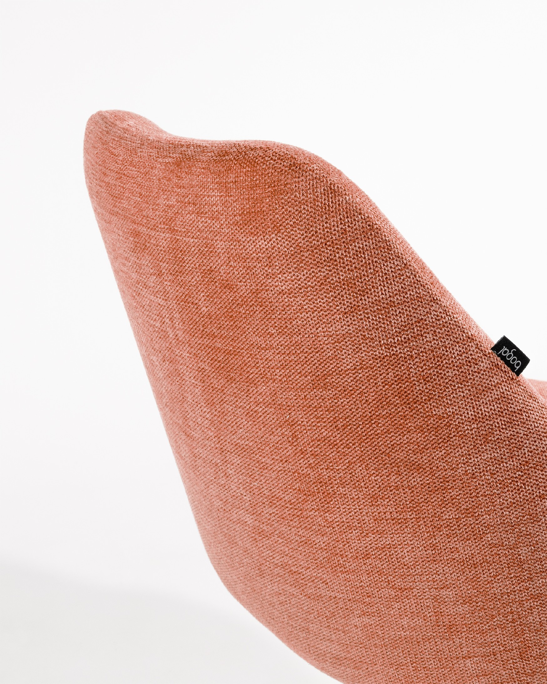Silla Montreal giratoria 180º con función return, tapizado salmón y patas metálicas negras