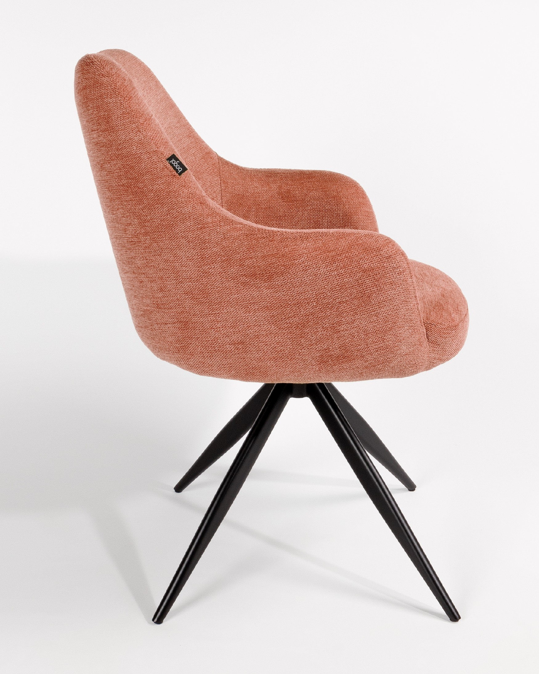 Silla Montreal giratoria 180º con función return, tapizado salmón y patas metálicas negras