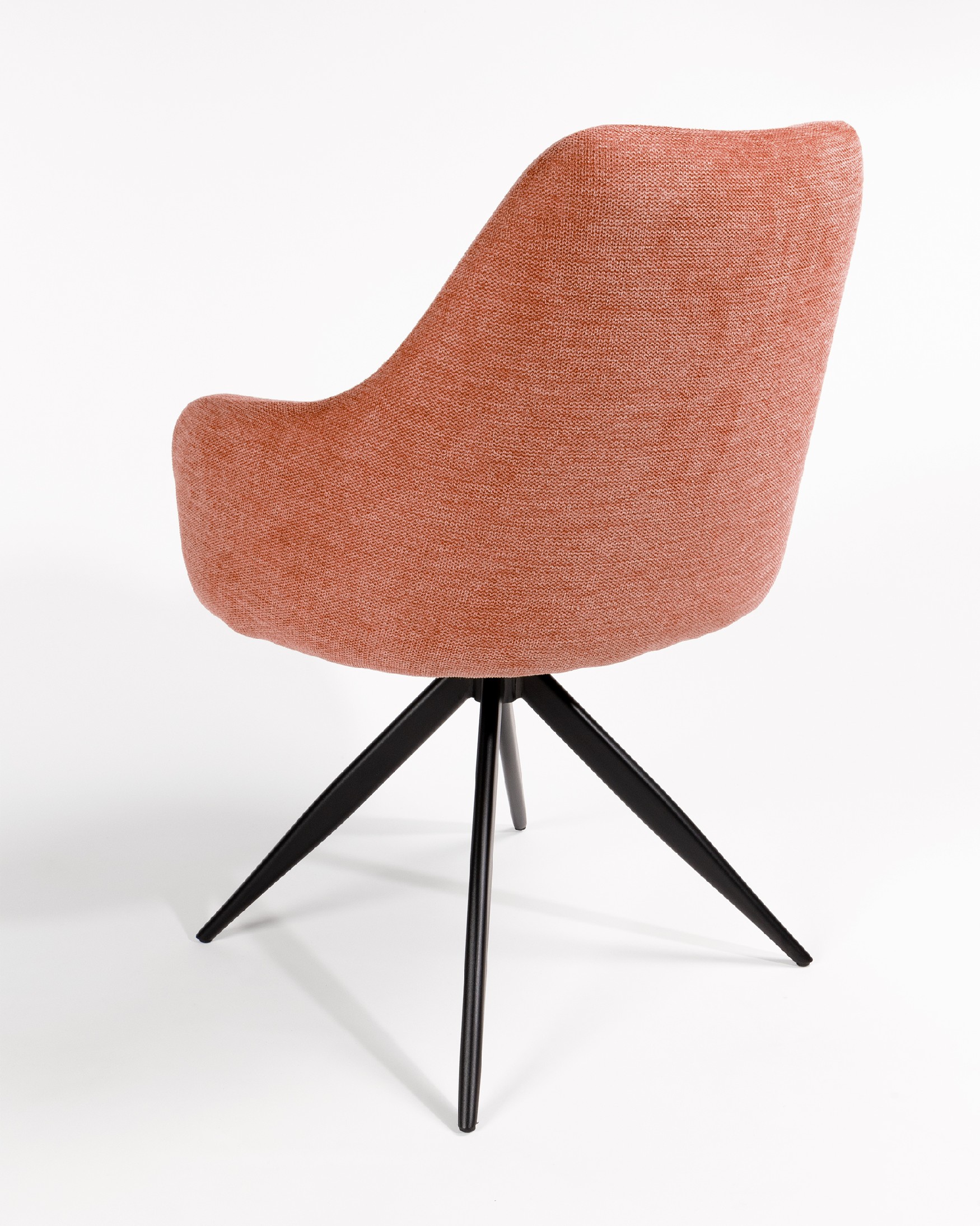 Silla Montreal giratoria 180º con función return, tapizado salmón y patas metálicas negras
