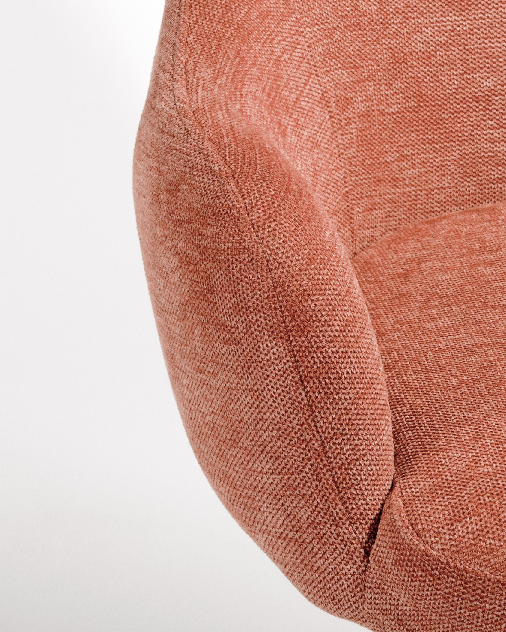 Silla Montreal giratoria 180º con función return, tapizado salmón y patas metálicas negras