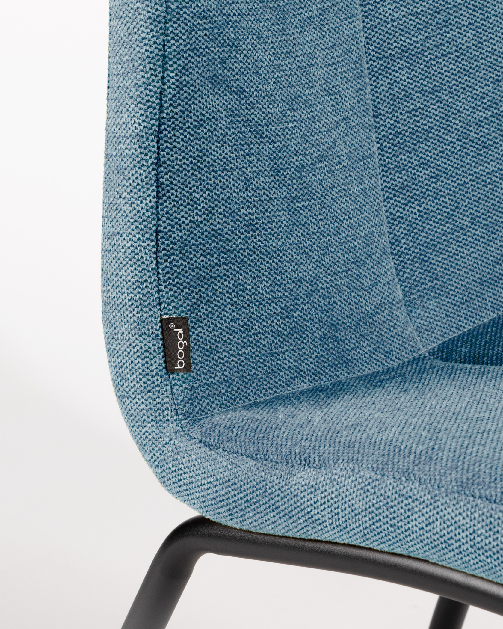 Chaise Niza avec rembourrage bleu et pieds métalliques noirs