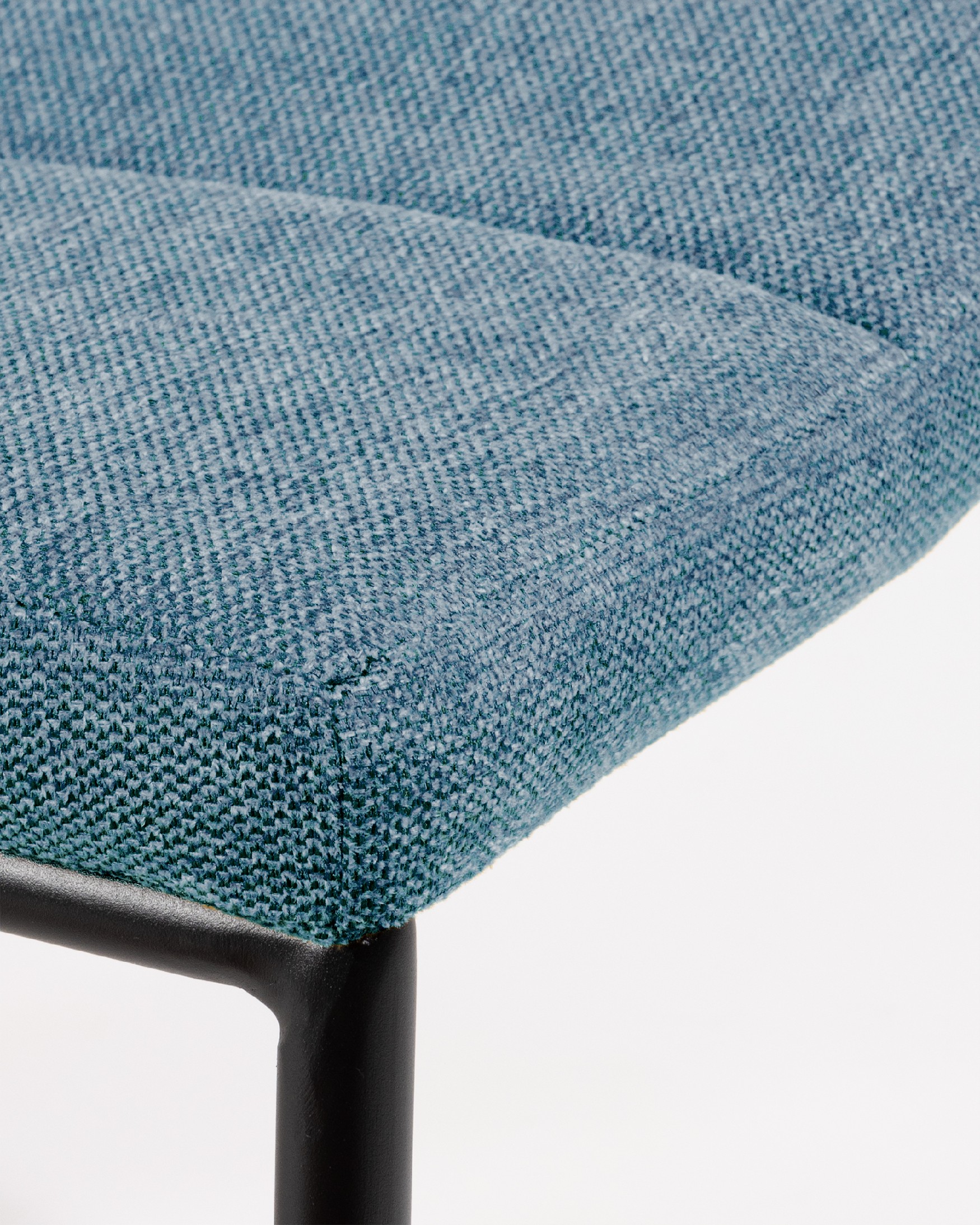 Chaise Niza avec rembourrage bleu et pieds métalliques noirs