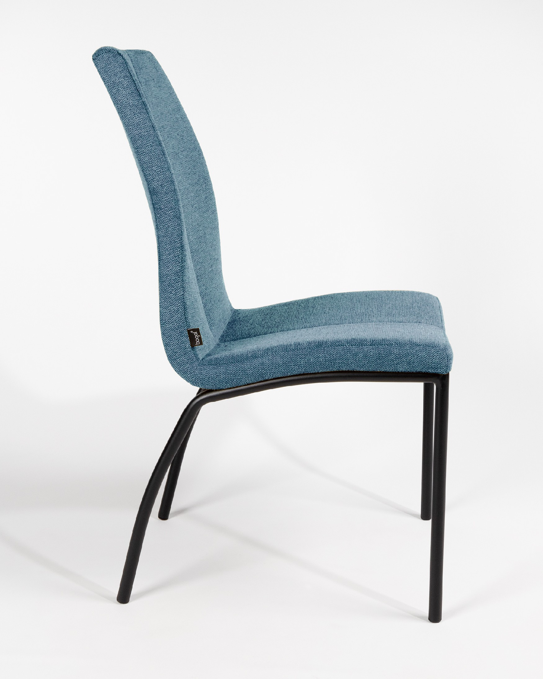 Chaise Niza avec rembourrage bleu et pieds métalliques noirs