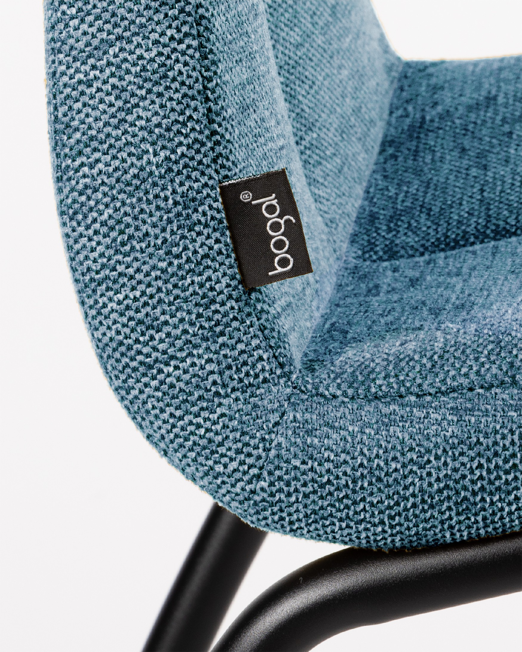 Chaise Niza avec rembourrage bleu et pieds métalliques noirs