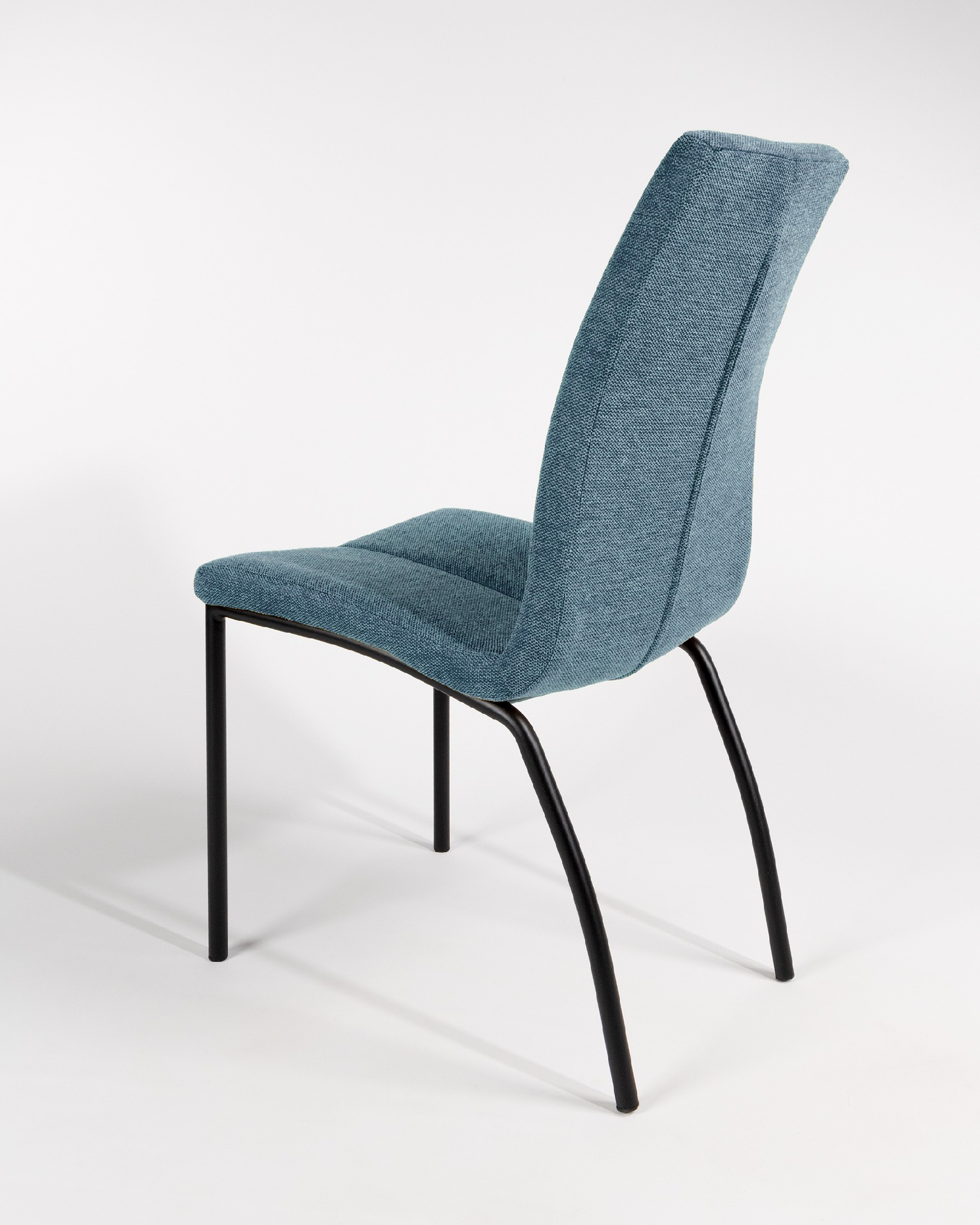 Chaise Niza avec rembourrage bleu et pieds métalliques noirs