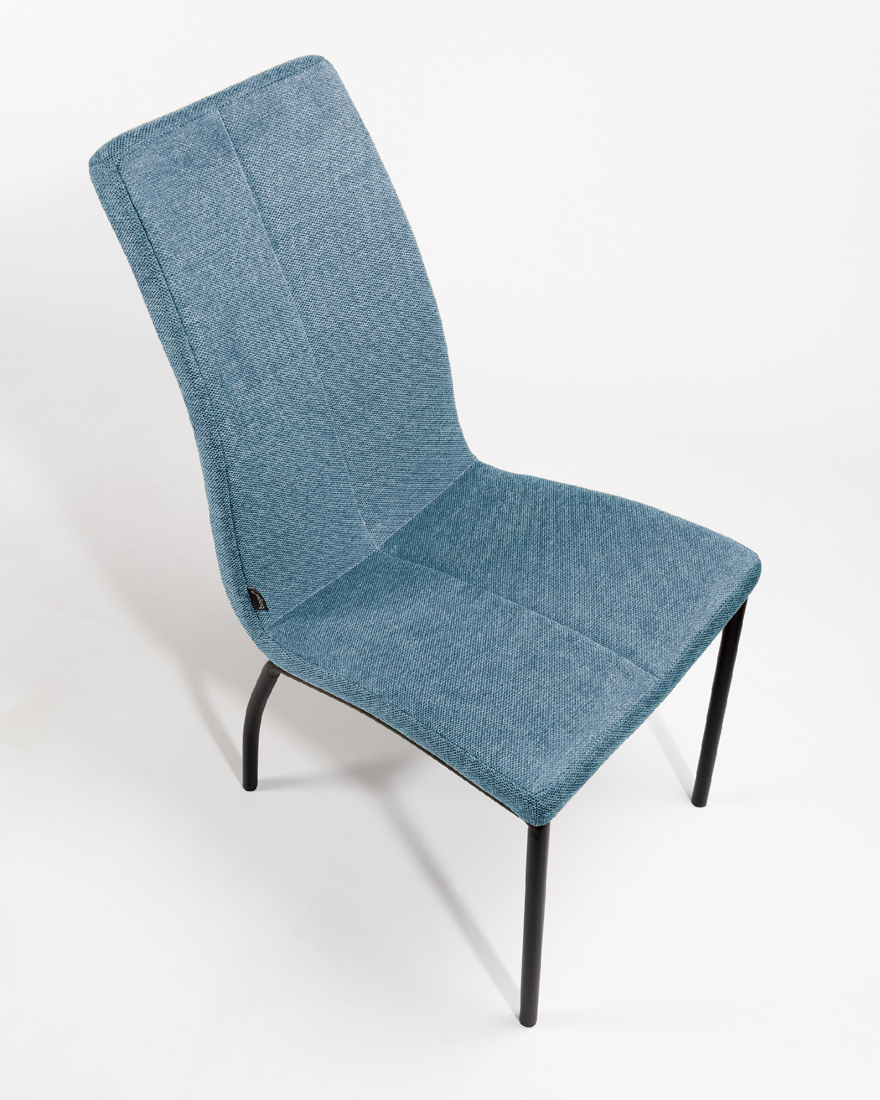 Chaise Niza avec rembourrage bleu et pieds métalliques noirs