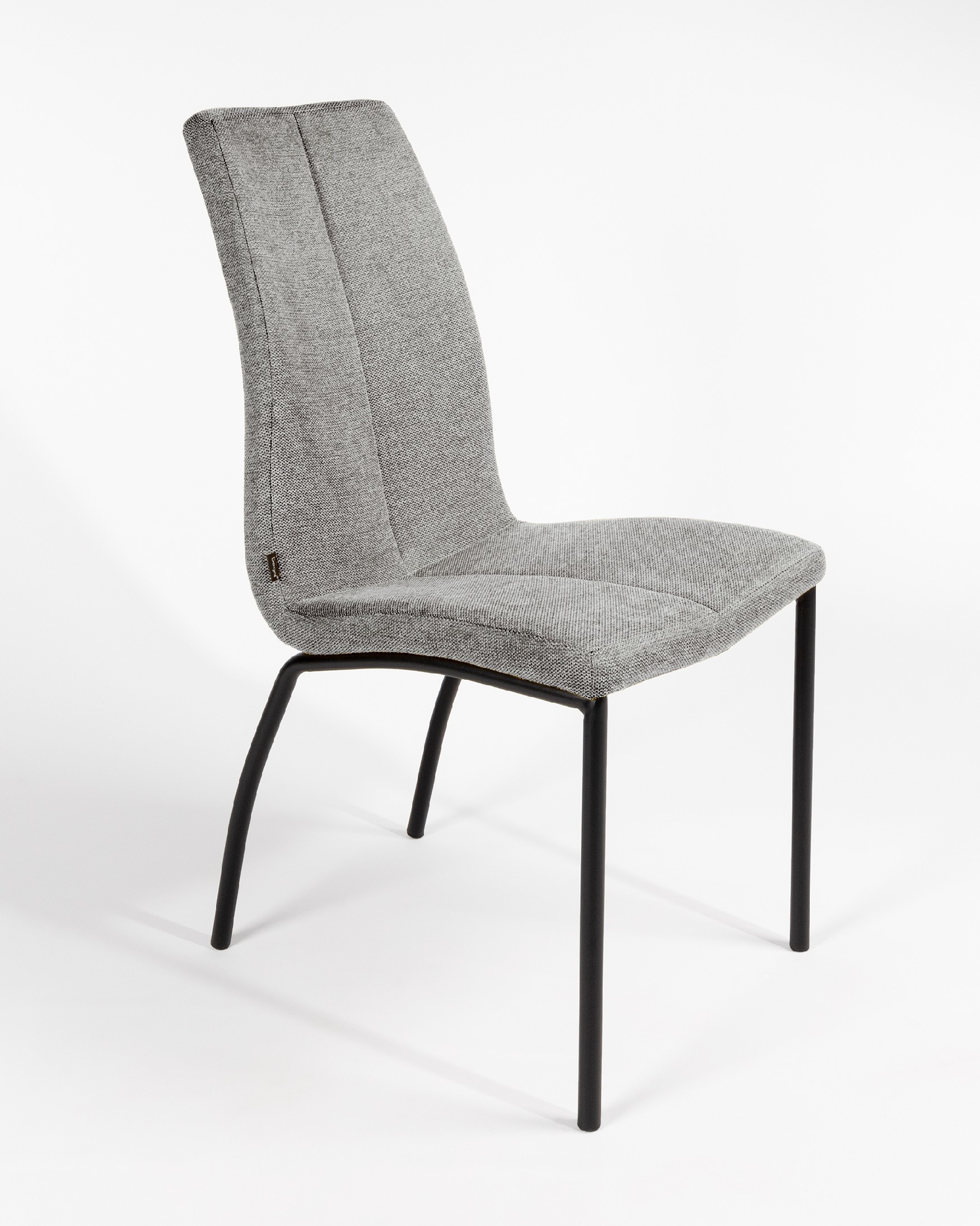 Chaise Niza avec rembourrage gris et pieds métalliques noirs