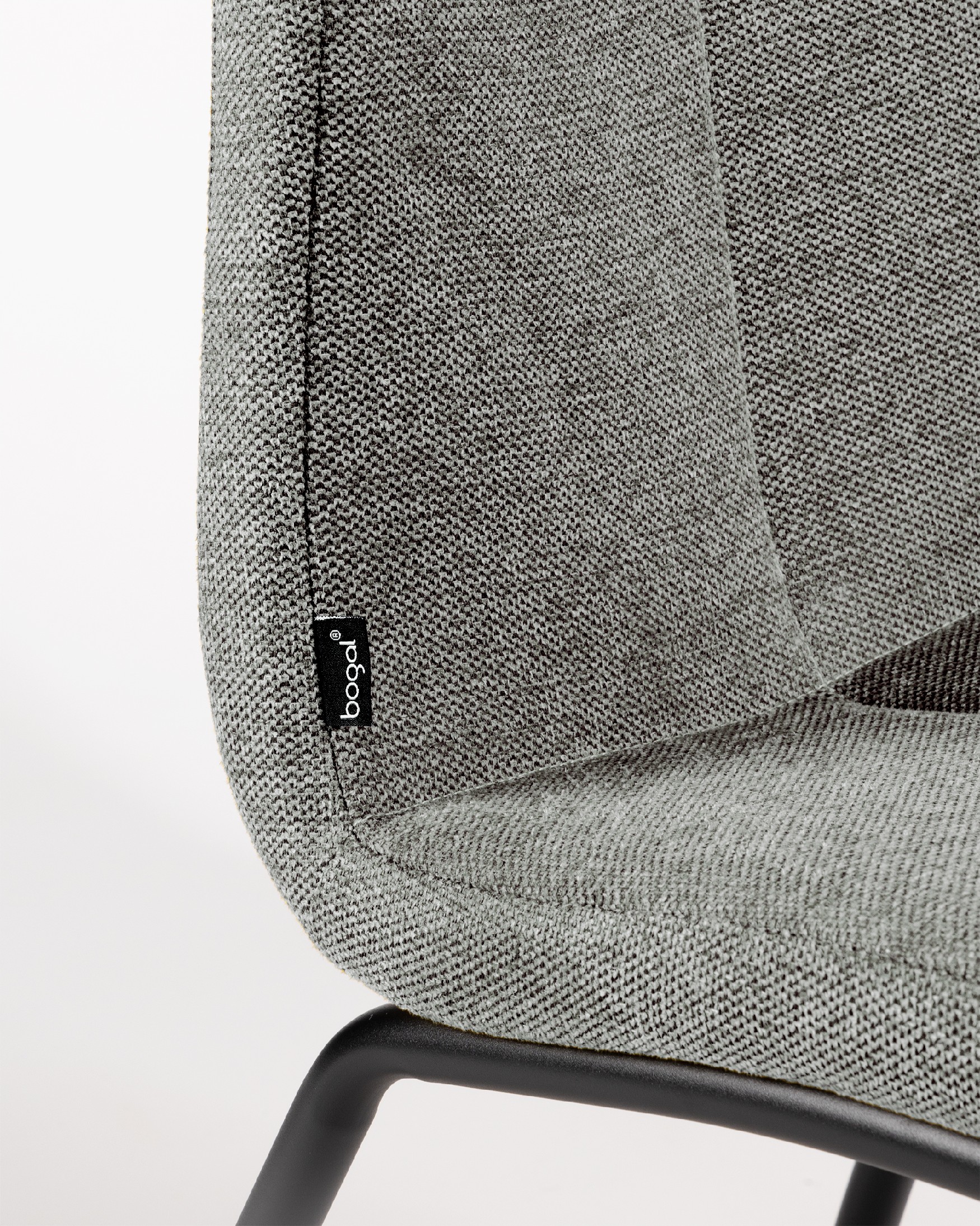 Chaise Niza avec rembourrage gris et pieds métalliques noirs
