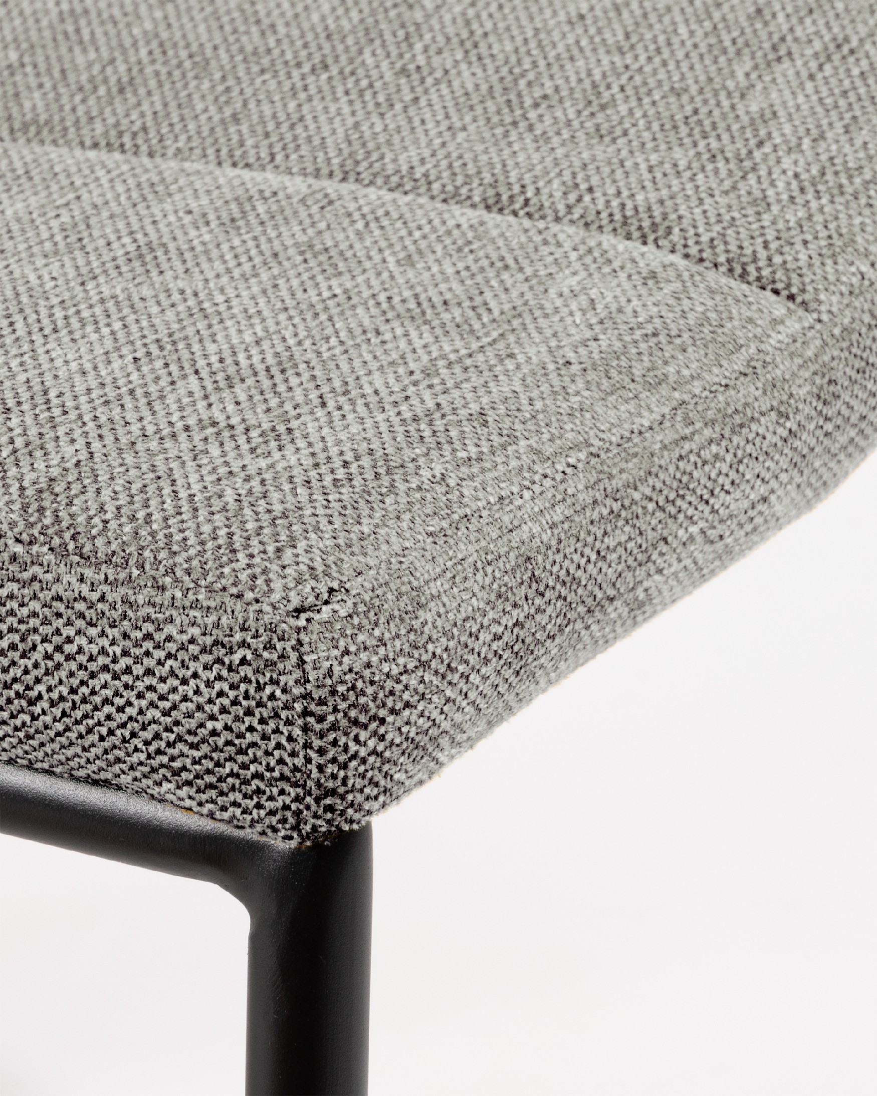 Chaise Niza avec rembourrage gris et pieds métalliques noirs