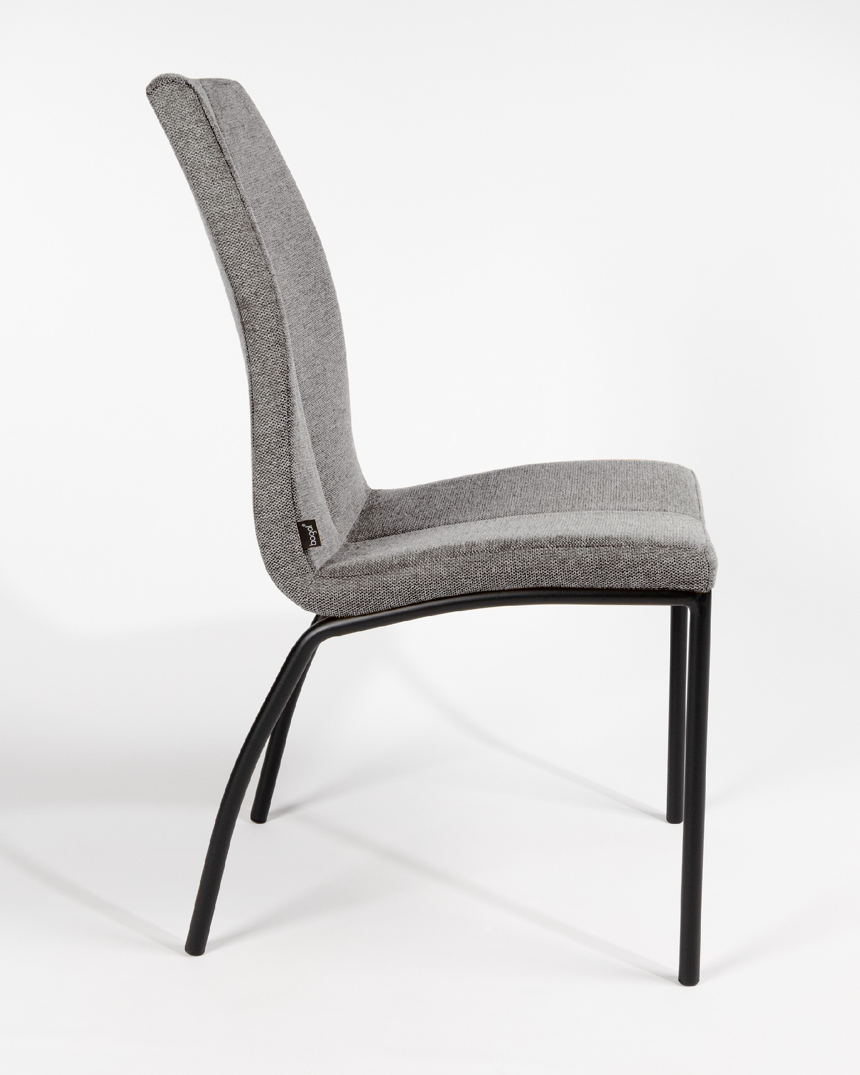 Chaise Niza avec rembourrage gris et pieds métalliques noirs